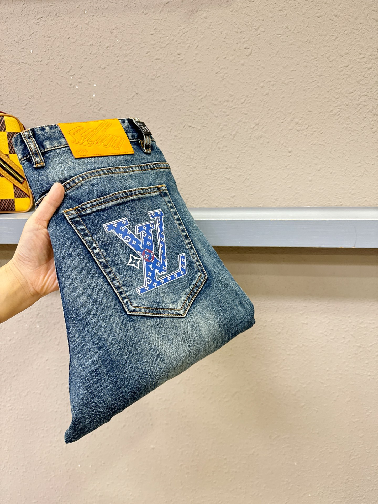 LV路易威登 专柜新品，原版牛仔裤 原版重工打造，品牌经典LOGO设计，三标齐全！原版五金辅料。专柜定制