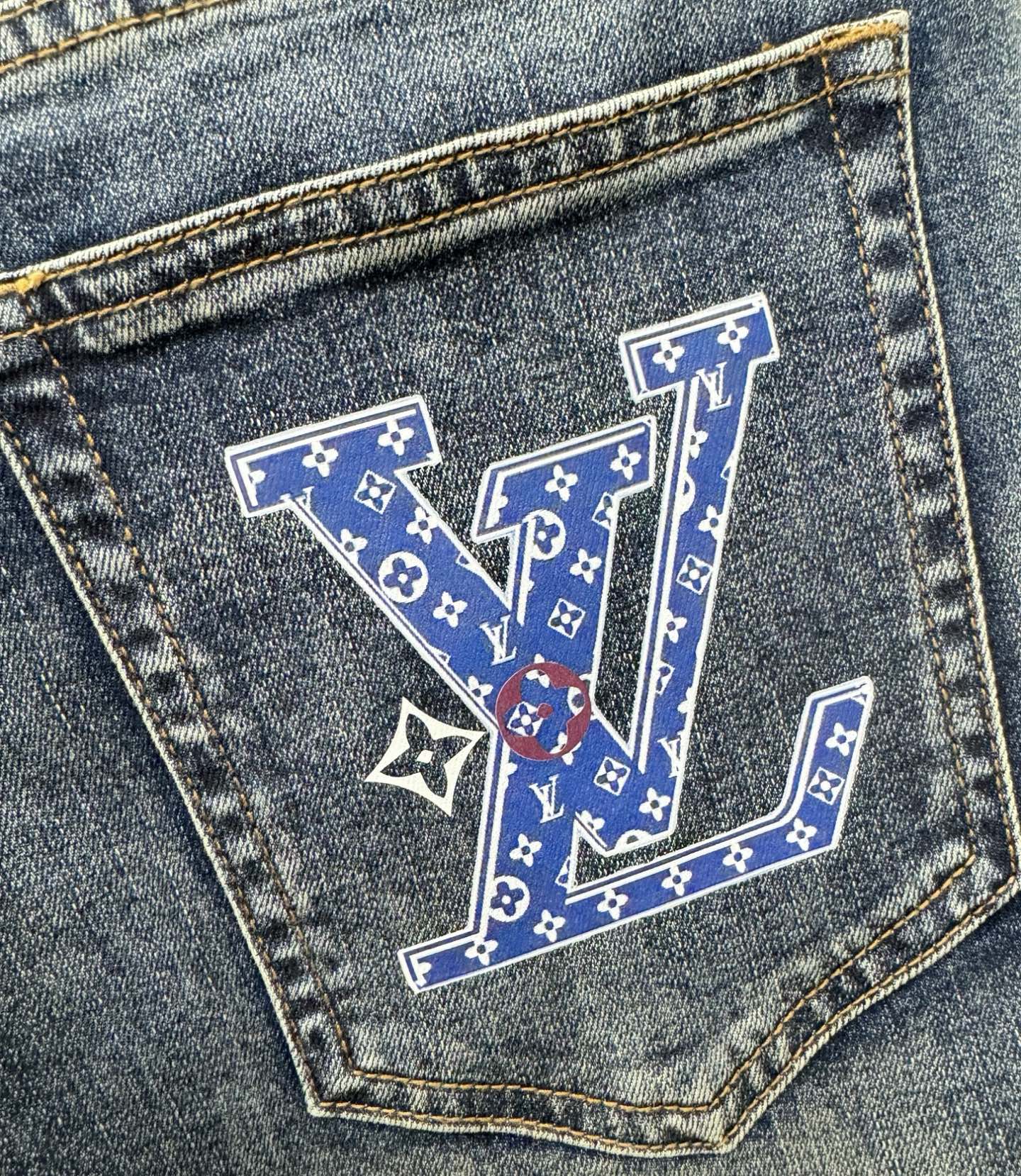 LV路易威登 专柜新品，原版牛仔裤 原版重工打造，品牌经典LOGO设计，三标齐全！原版五金辅料。专柜定制