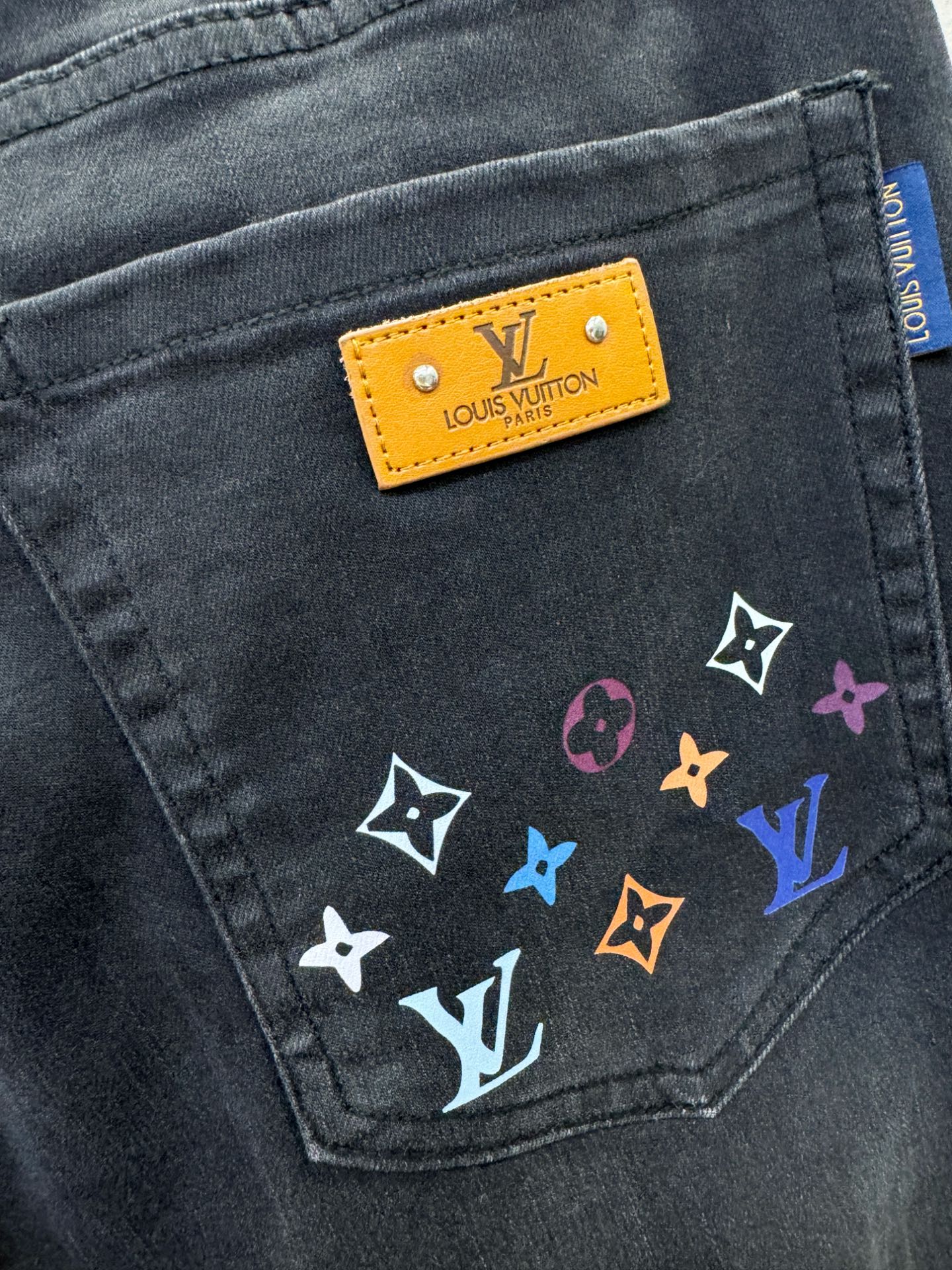 LV路易威登 专柜新品，原版牛仔裤 原版重工打造，品牌经典LOGO设计，三标齐全！原版五金辅料。专柜定制