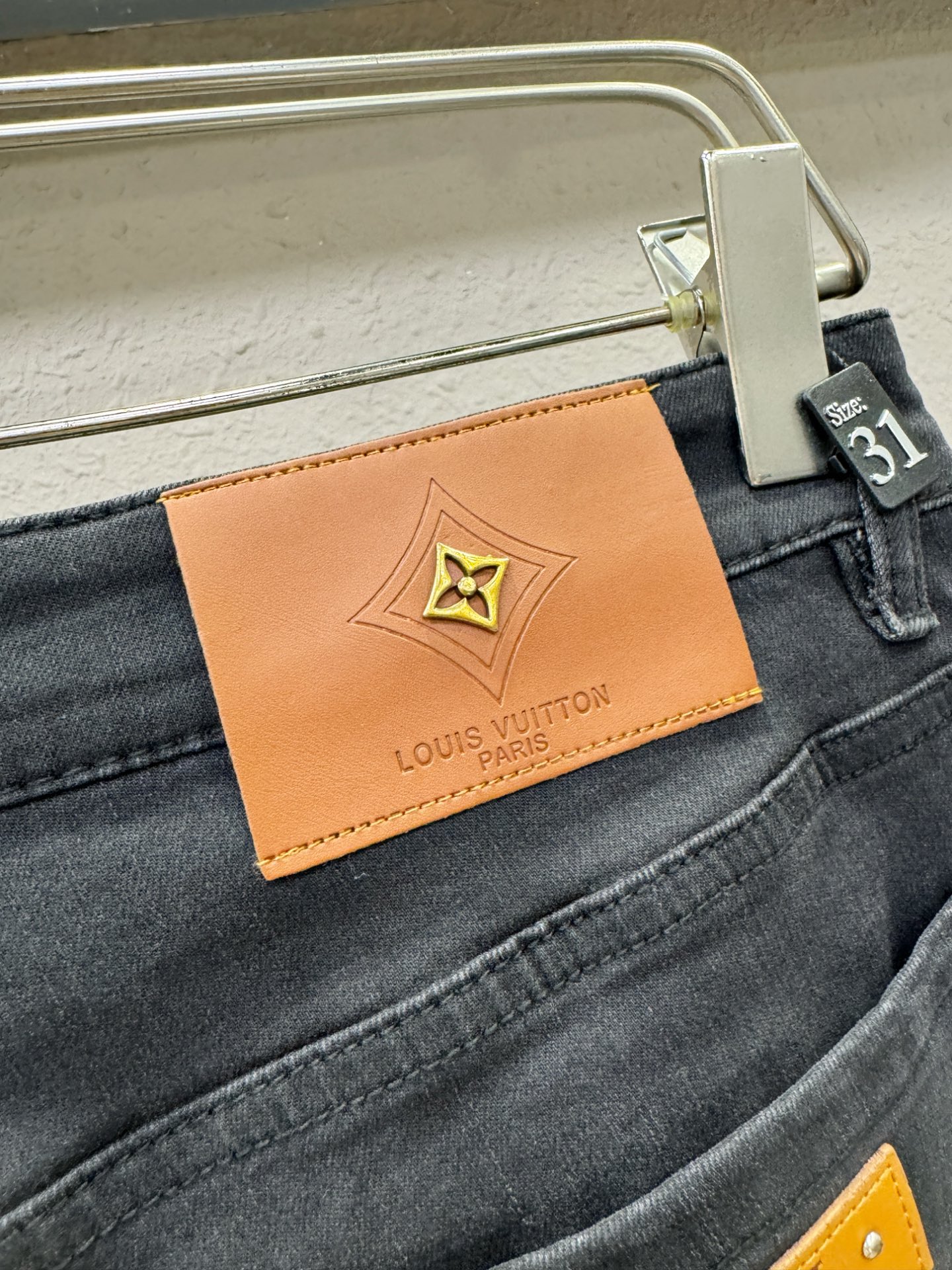 LV路易威登 专柜新品，原版牛仔裤 原版重工打造，品牌经典LOGO设计，三标齐全！原版五金辅料。专柜定制