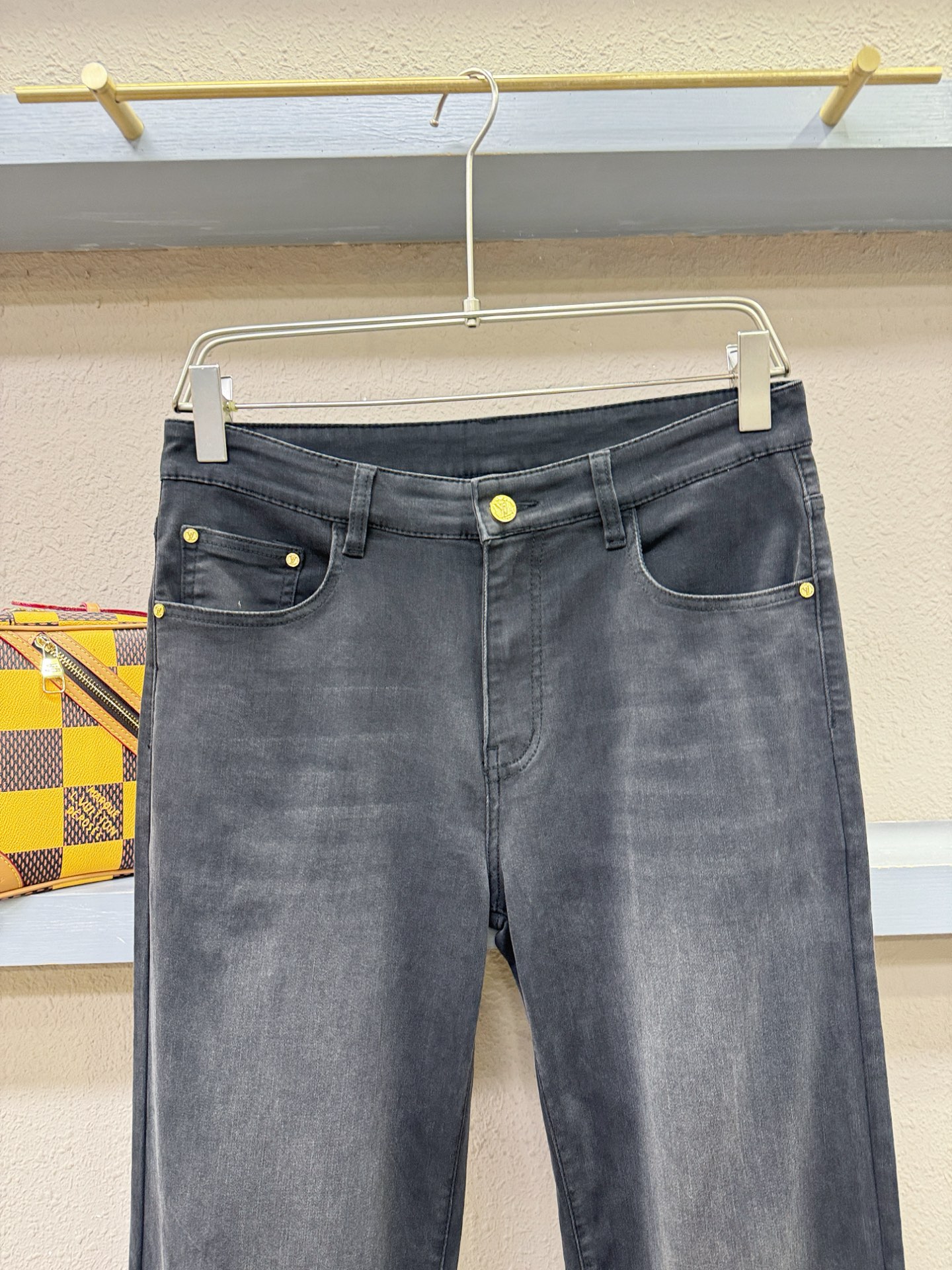 LV路易威登 专柜新品，原版牛仔裤 原版重工打造，品牌经典LOGO设计，三标齐全！原版五金辅料。专柜定制