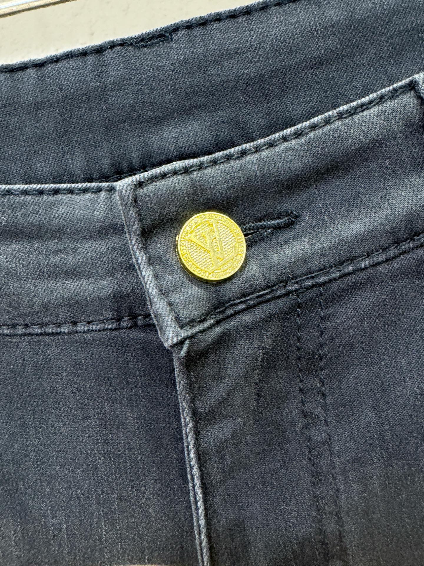 LV路易威登 专柜新品，原版牛仔裤 原版重工打造，品牌经典LOGO设计，三标齐全！原版五金辅料。专柜定制