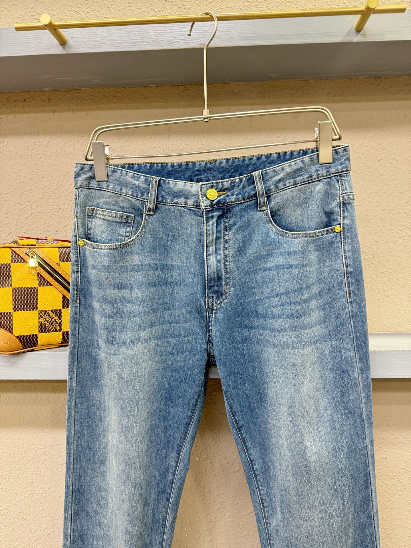 BURBERRY巴宝莉 专柜新品，原版牛仔裤 原版重工打造，品牌经典LOGO设计，三标齐全！原版五金辅料