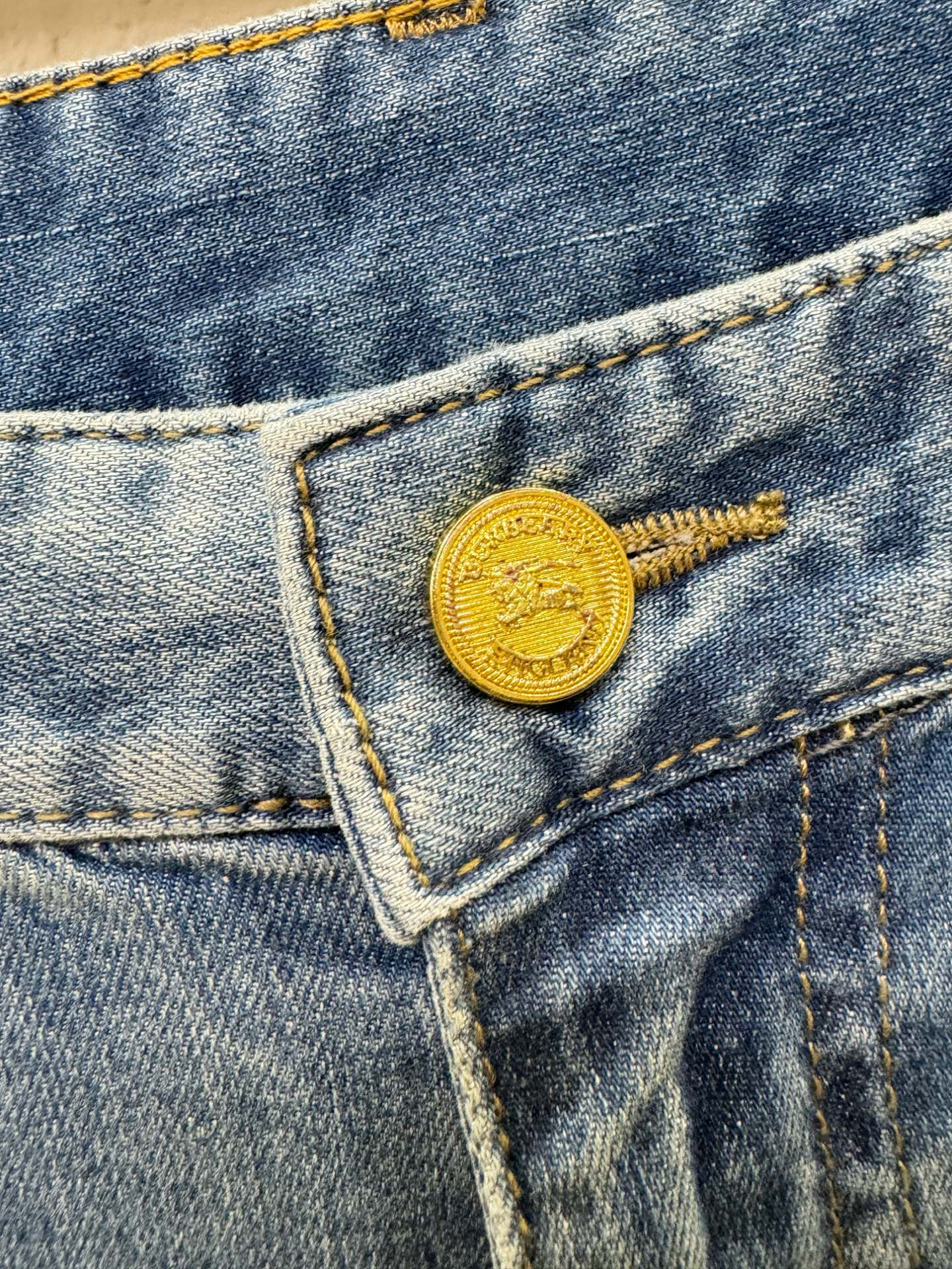 BURBERRY巴宝莉 专柜新品，原版牛仔裤 原版重工打造，品牌经典LOGO设计，三标齐全！原版五金辅料