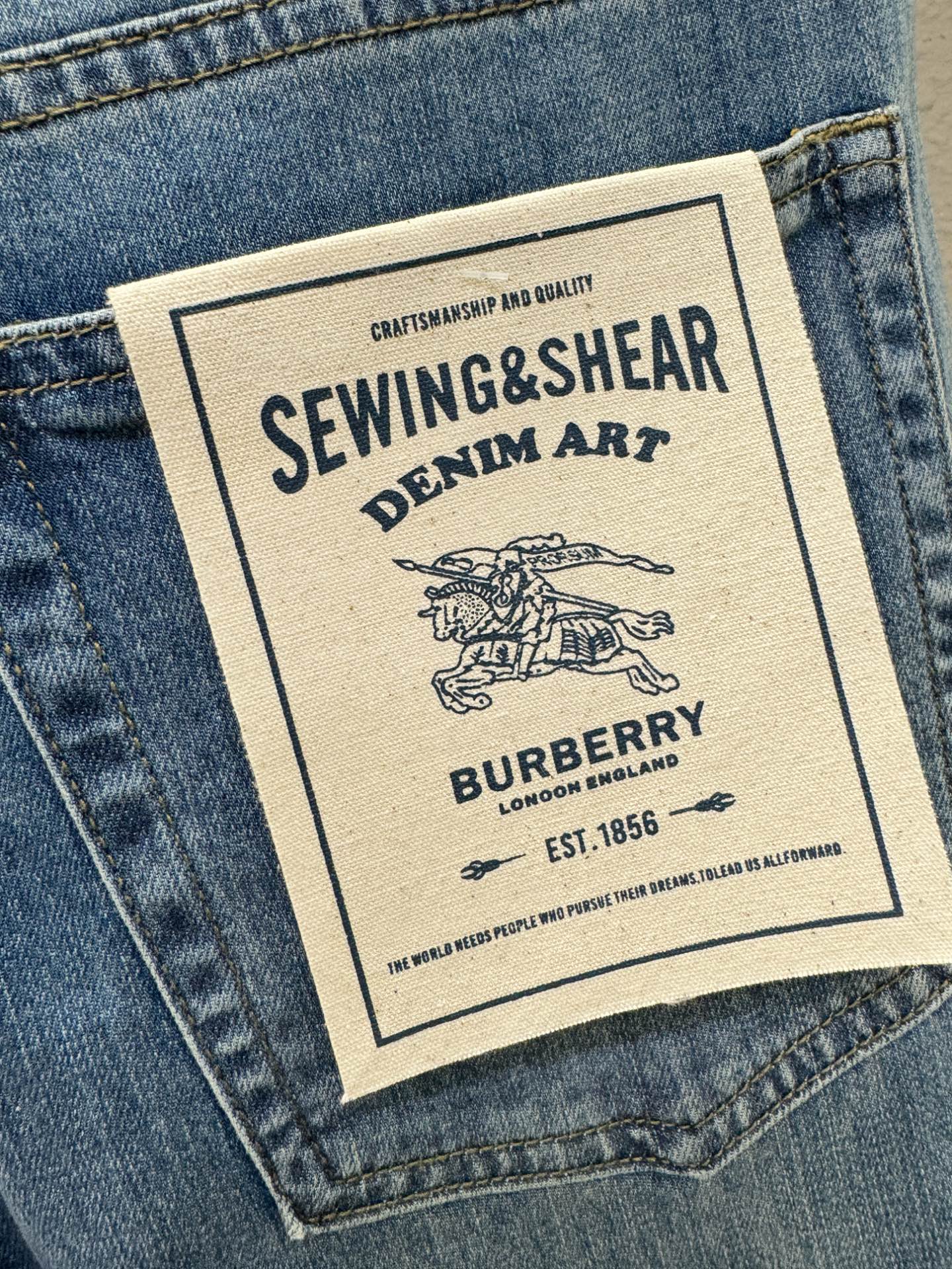 BURBERRY巴宝莉 专柜新品，原版牛仔裤 原版重工打造，品牌经典LOGO设计，三标齐全！原版五金辅料