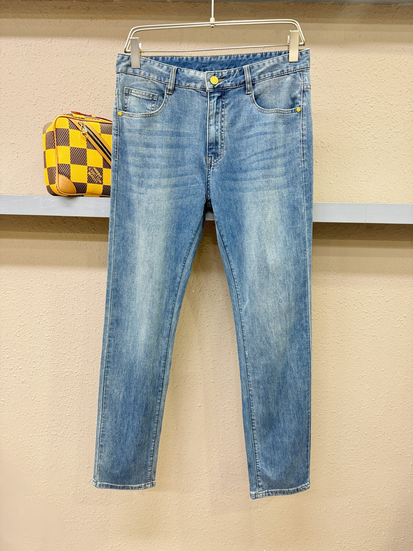 BURBERRY巴宝莉 专柜新品，原版牛仔裤 原版重工打造，品牌经典LOGO设计，三标齐全！原版五金辅料