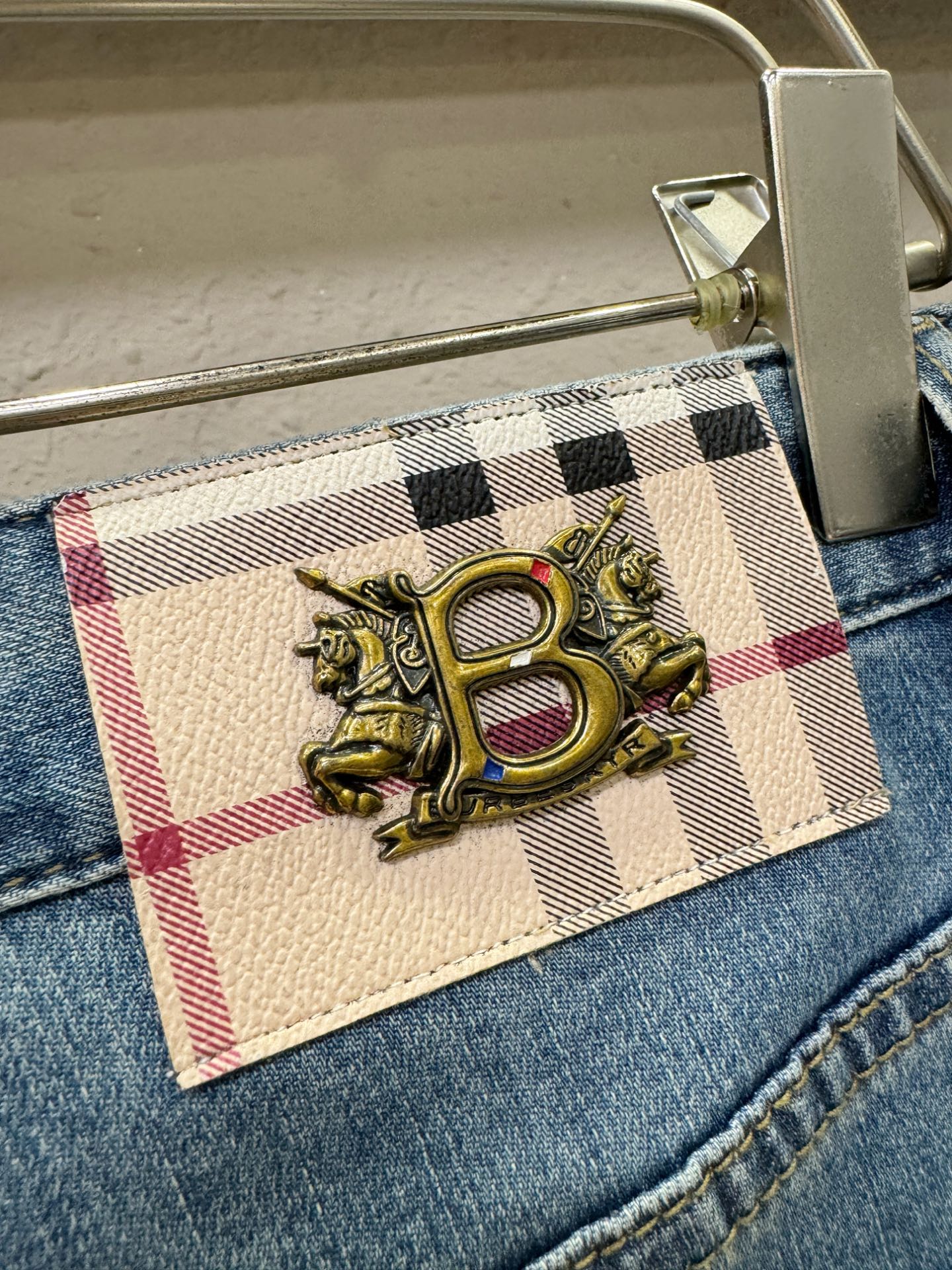 BURBERRY巴宝莉 专柜新品，原版牛仔裤 原版重工打造，品牌经典LOGO设计，三标齐全！原版五金辅料