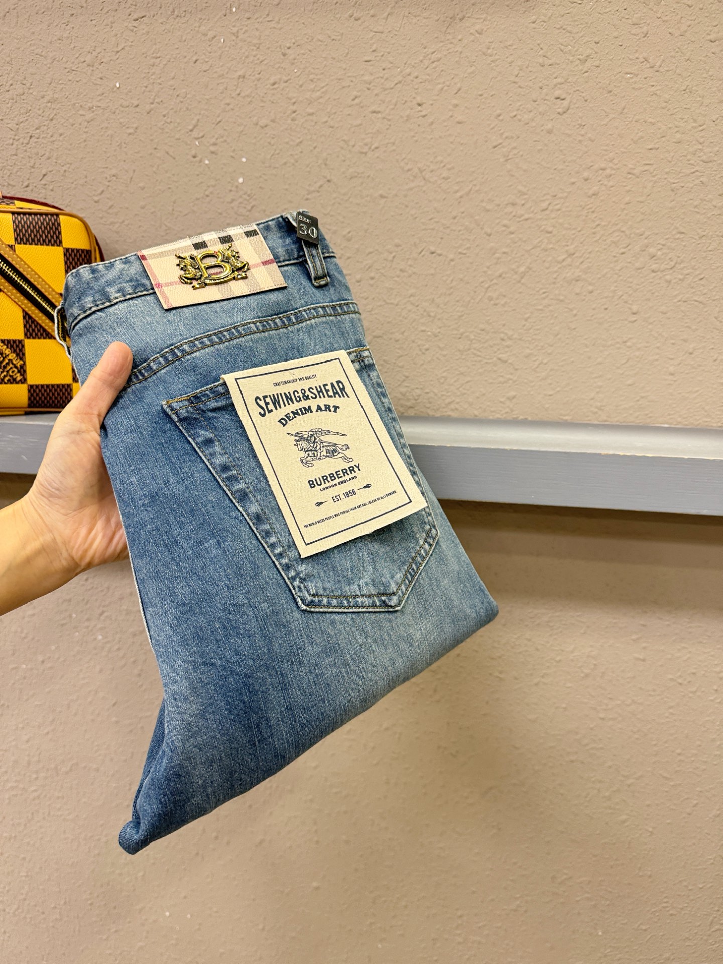 BURBERRY巴宝莉 专柜新品，原版牛仔裤 原版重工打造，品牌经典LOGO设计，三标齐全！原版五金辅料