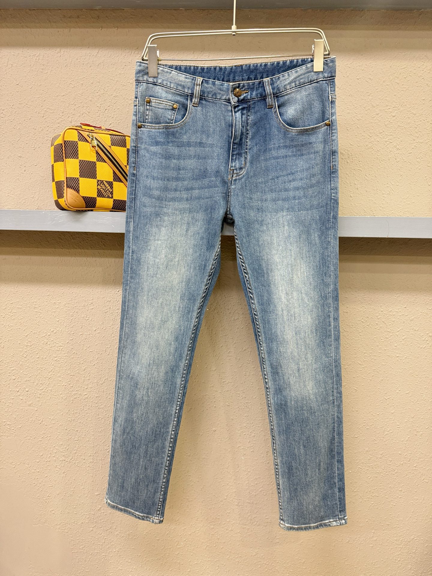 LOEWE罗意威 专柜新品，原版牛仔裤 原版重工打造，品牌经典LOGO设计，三标齐全！原版五金辅料。专柜