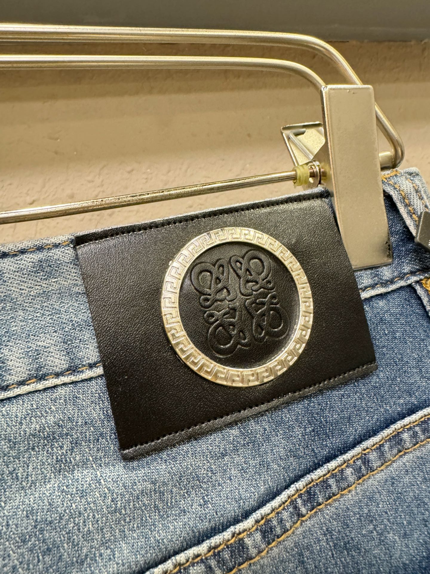 LOEWE罗意威 专柜新品，原版牛仔裤 原版重工打造，品牌经典LOGO设计，三标齐全！原版五金辅料。专柜