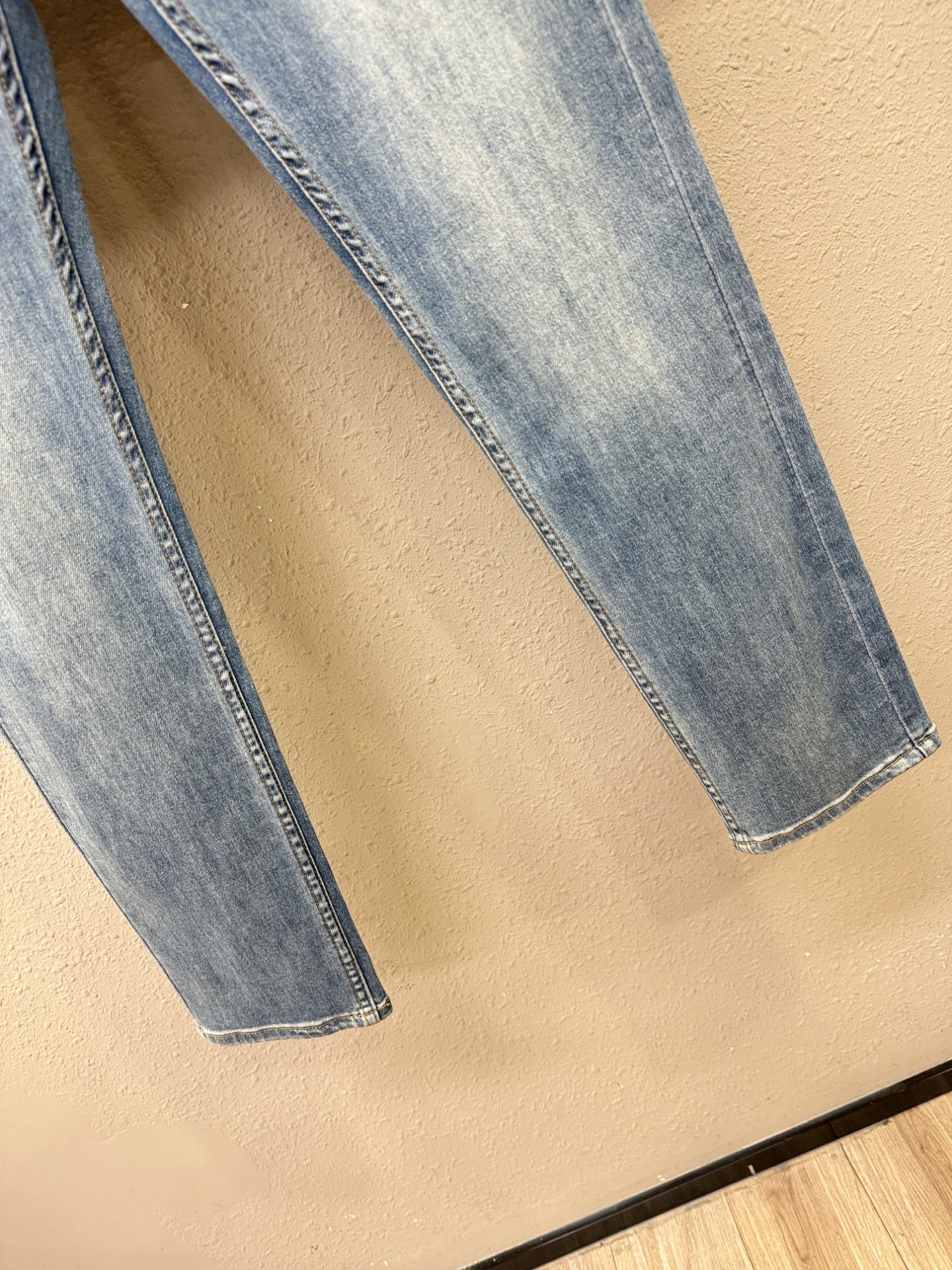 LOEWE罗意威 专柜新品，原版牛仔裤 原版重工打造，品牌经典LOGO设计，三标齐全！原版五金辅料。专柜