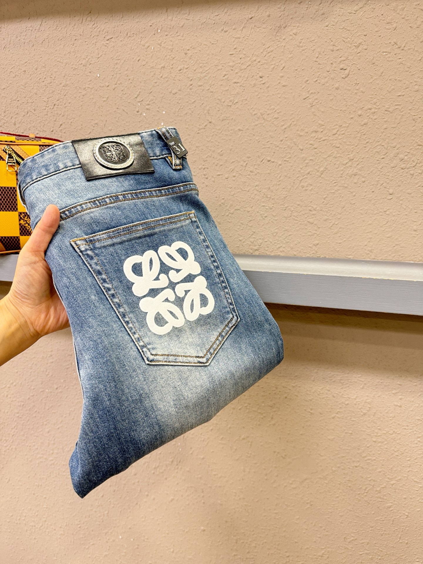 LOEWE罗意威 专柜新品，原版牛仔裤 原版重工打造，品牌经典LOGO设计，三标齐全！原版五金辅料。专柜