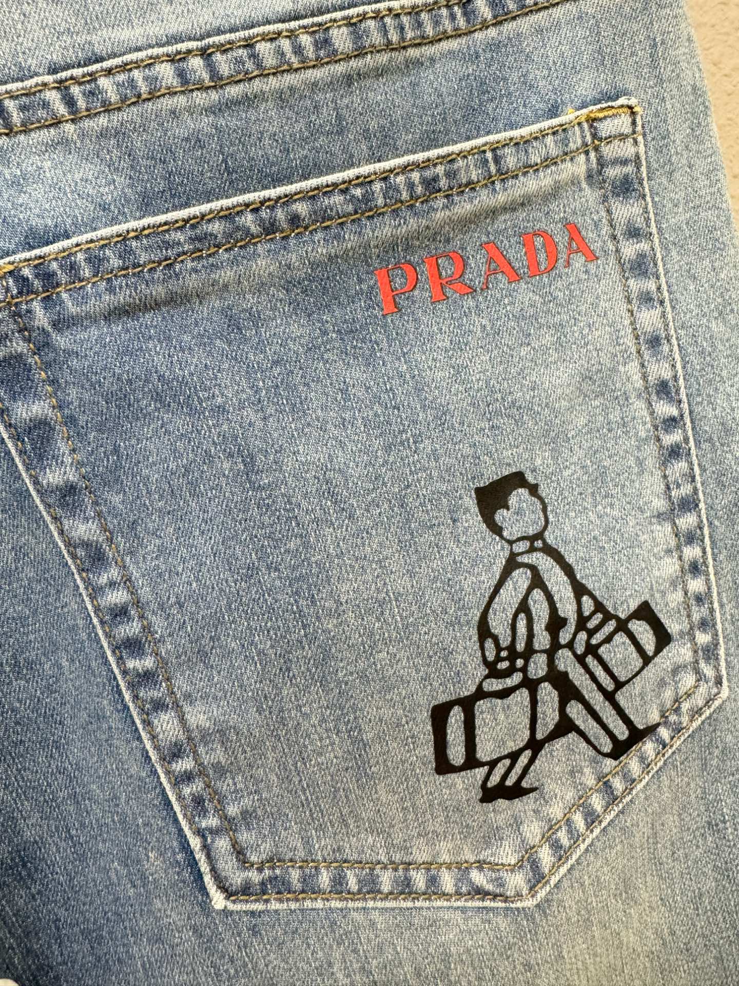 PRADA 普拉达 专柜新品，原版牛仔裤 原版重工打造，品牌经典LOGO设计，三标齐全！原版五金辅料。专