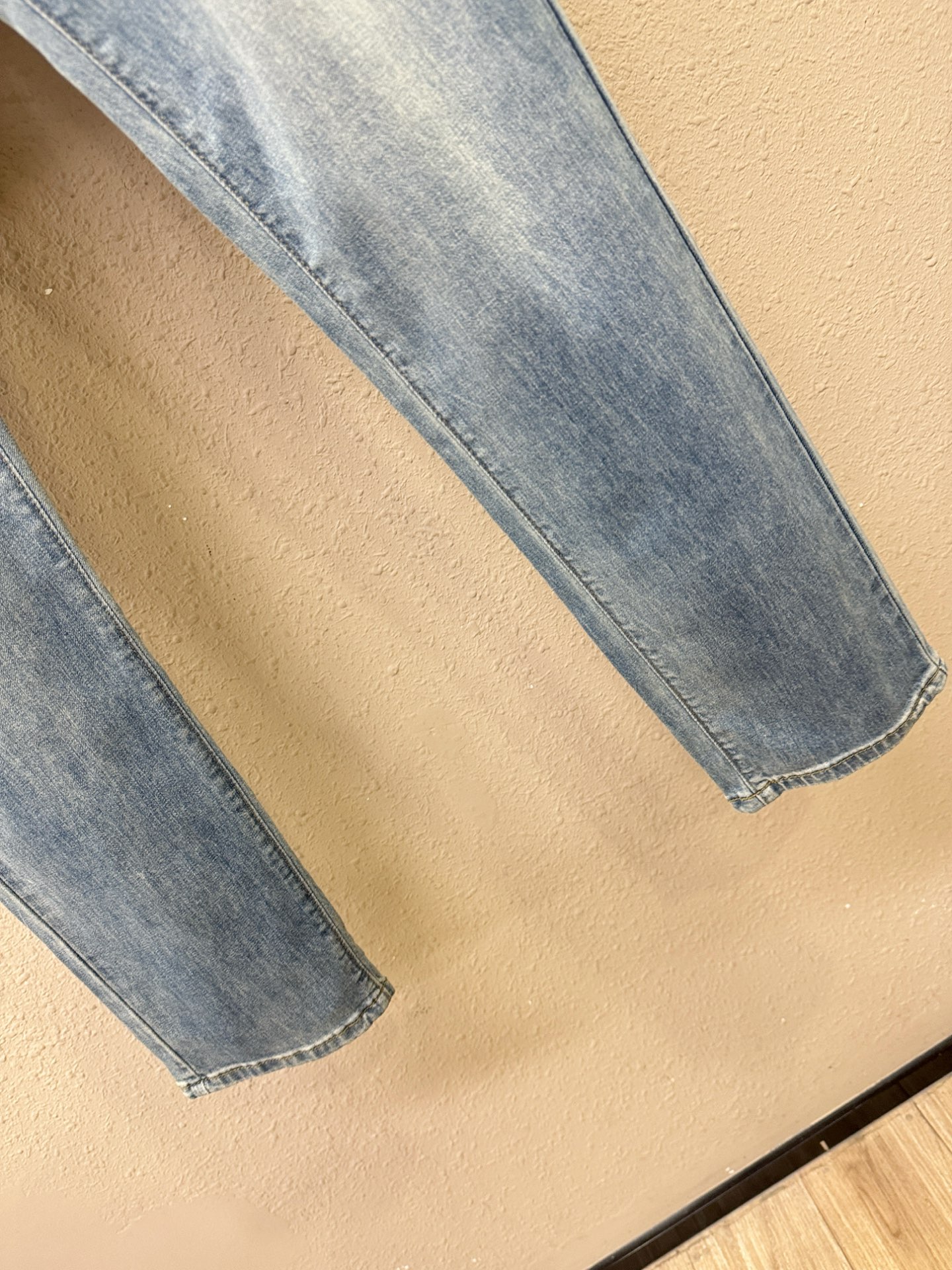 PRADA 普拉达 专柜新品，原版牛仔裤 原版重工打造，品牌经典LOGO设计，三标齐全！原版五金辅料。专