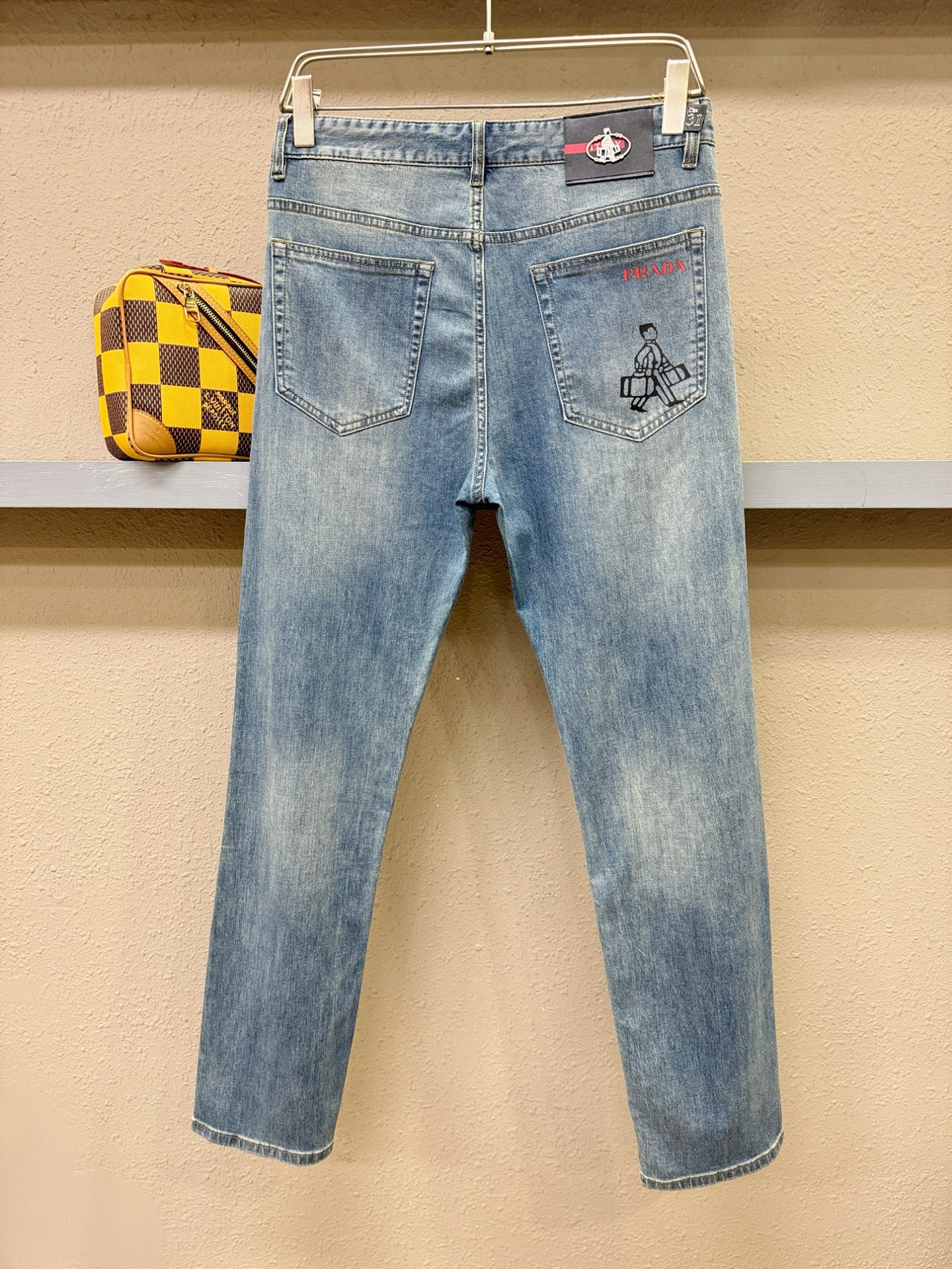 PRADA 普拉达 专柜新品，原版牛仔裤 原版重工打造，品牌经典LOGO设计，三标齐全！原版五金辅料。专