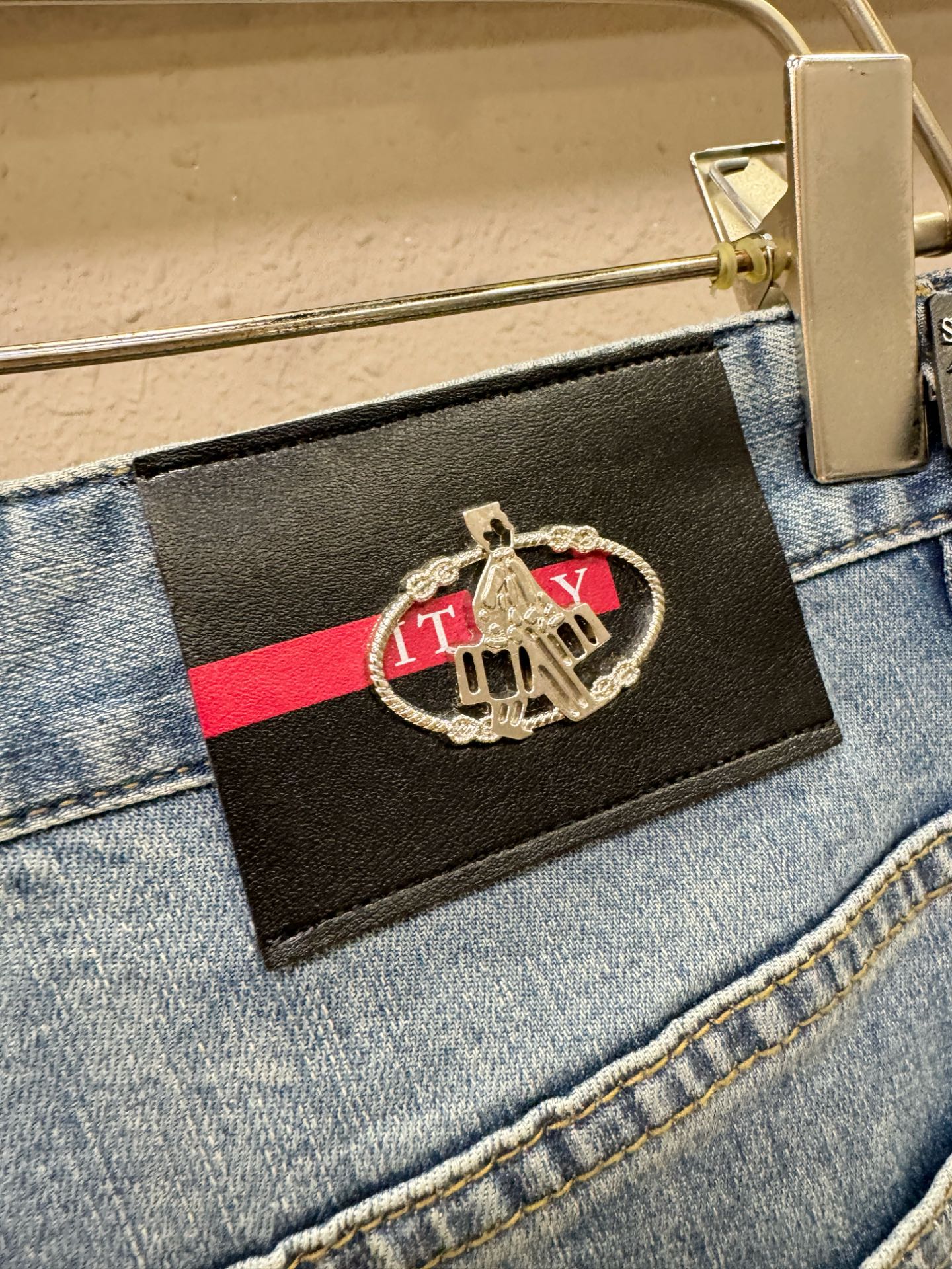 PRADA 普拉达 专柜新品，原版牛仔裤 原版重工打造，品牌经典LOGO设计，三标齐全！原版五金辅料。专