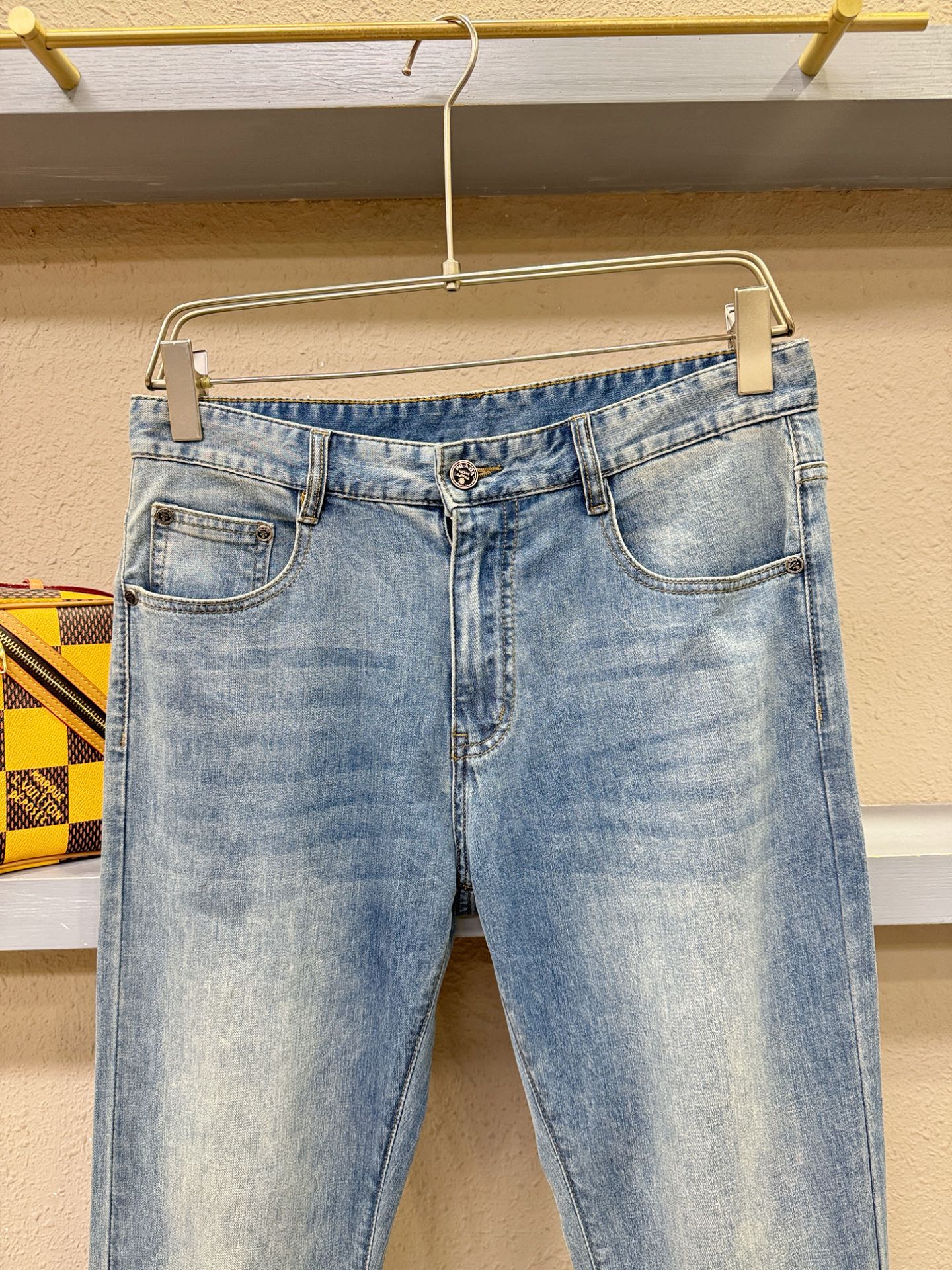 PRADA 普拉达 专柜新品，原版牛仔裤 原版重工打造，品牌经典LOGO设计，三标齐全！原版五金辅料。专