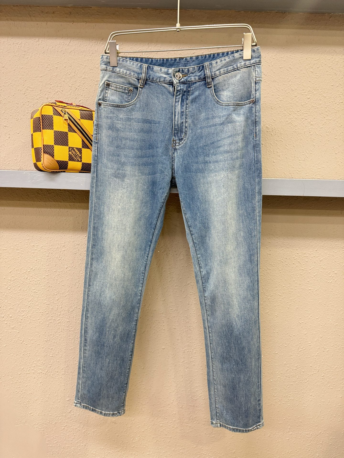 PRADA 普拉达 专柜新品，原版牛仔裤 原版重工打造，品牌经典LOGO设计，三标齐全！原版五金辅料。专