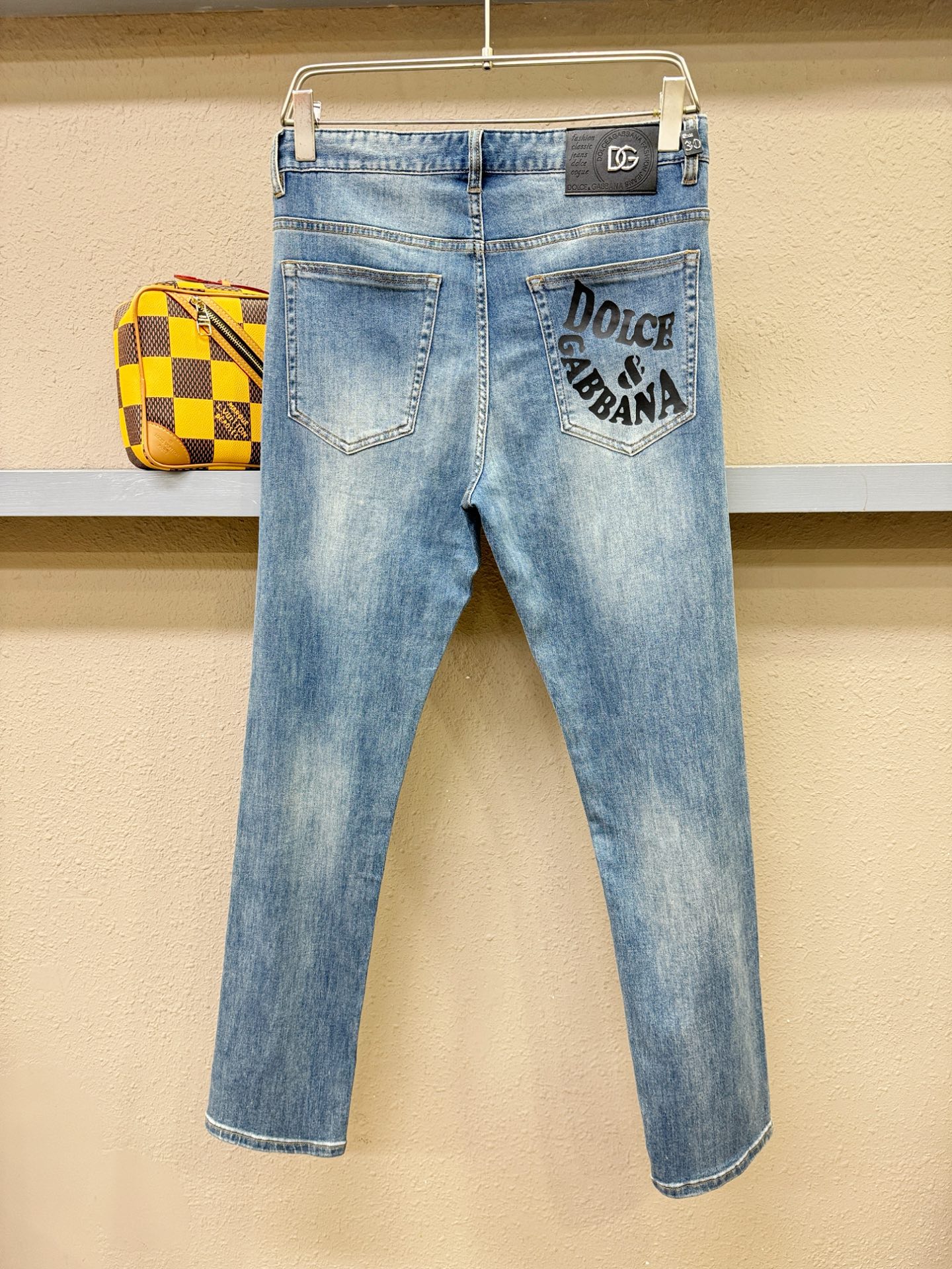 DG 专柜新品，原版牛仔裤 原版重工打造，品牌经典LOGO设计，三标齐全！原版五金辅料。专柜定制牛仔面料