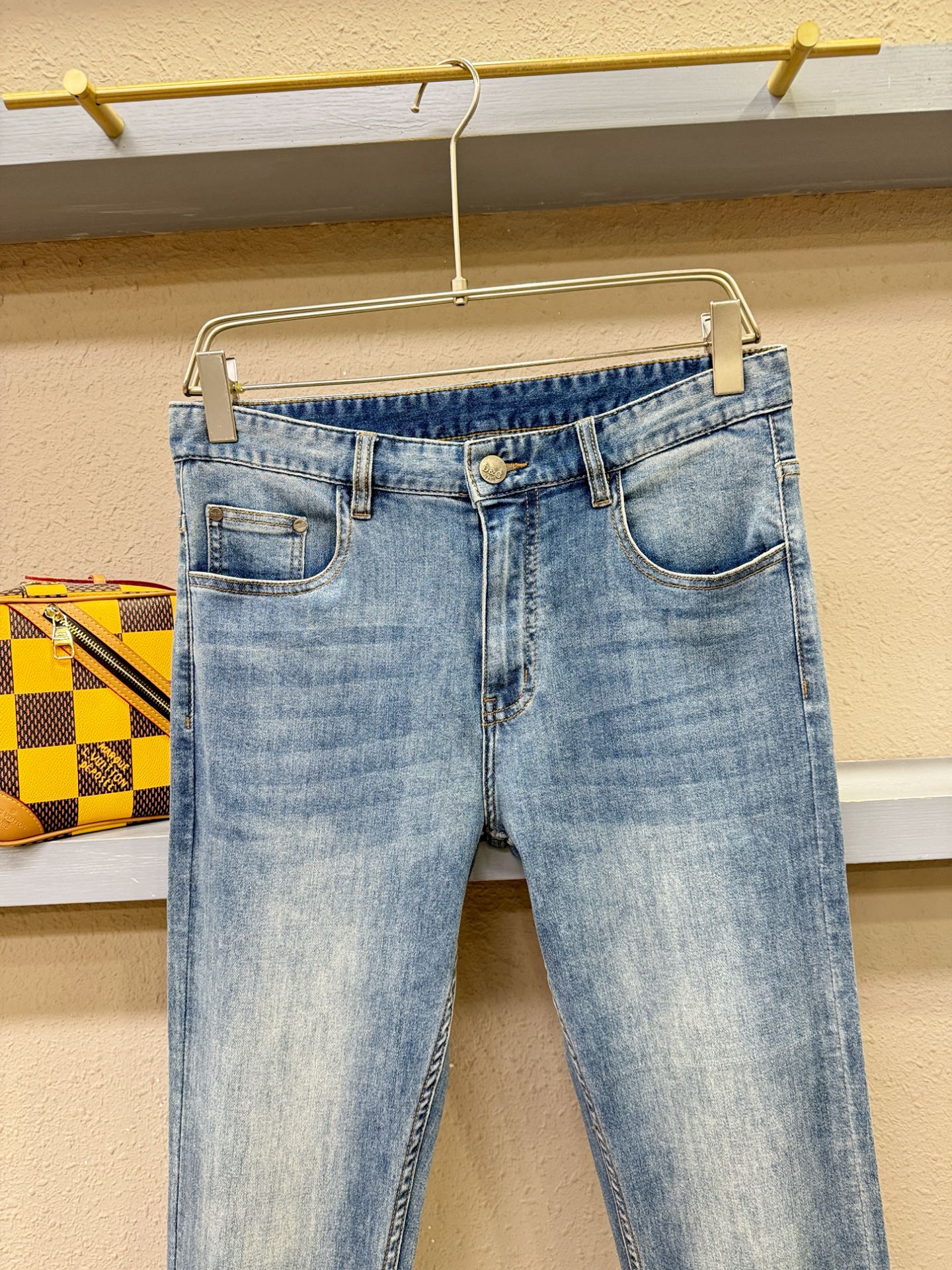 DG 专柜新品，原版牛仔裤 原版重工打造，品牌经典LOGO设计，三标齐全！原版五金辅料。专柜定制牛仔面料
