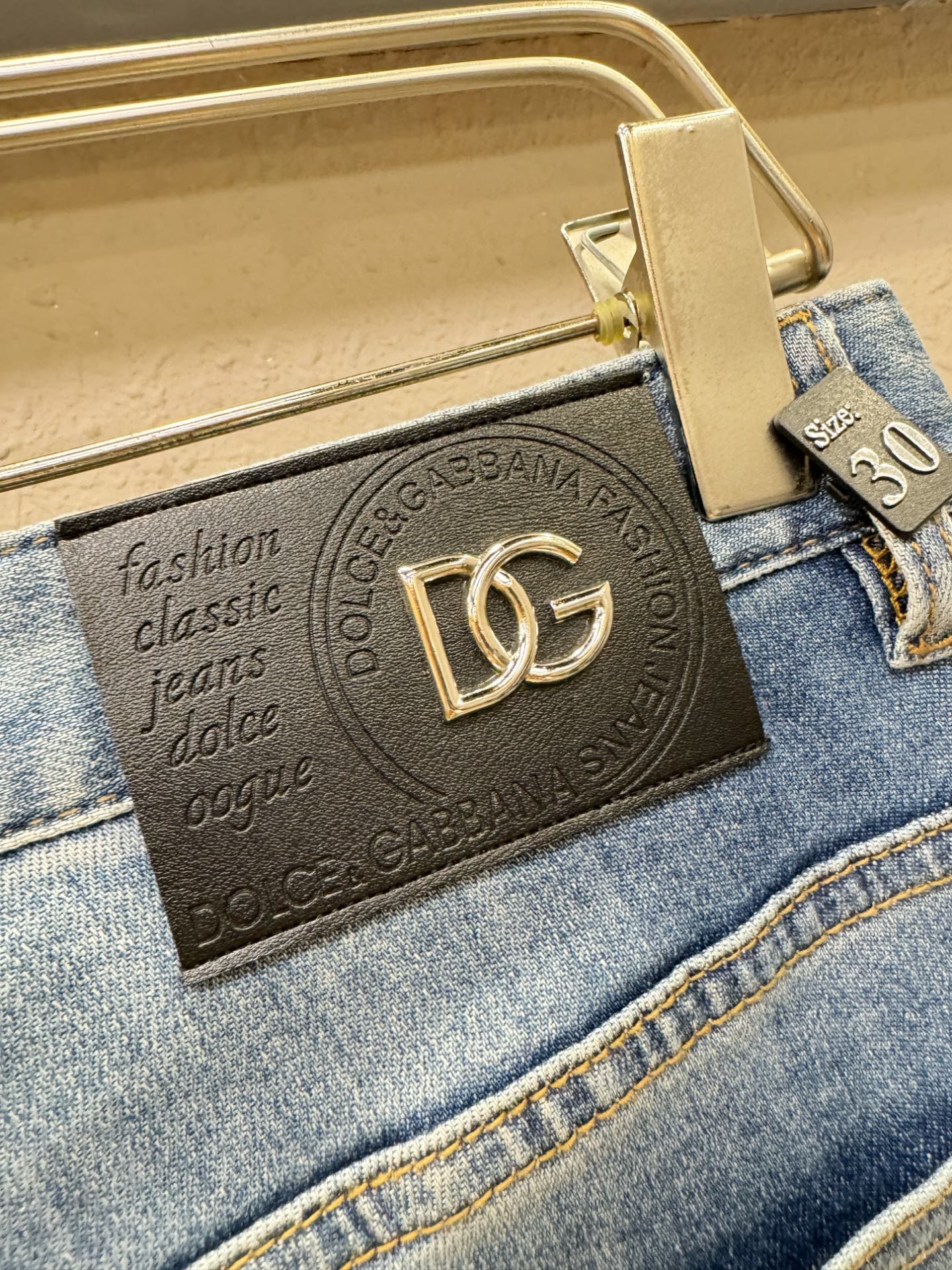 DG 专柜新品，原版牛仔裤 原版重工打造，品牌经典LOGO设计，三标齐全！原版五金辅料。专柜定制牛仔面料