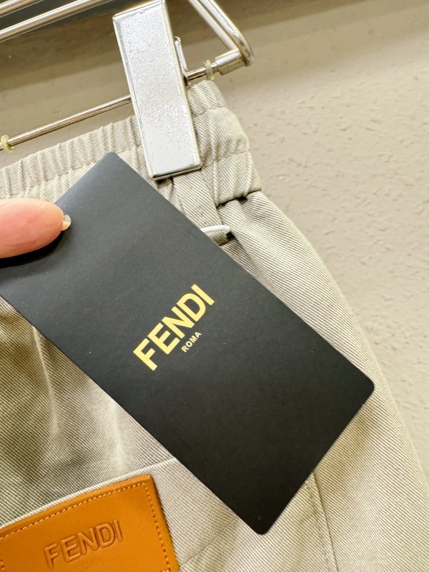 FENDI芬迪 休闲裤，精选面料，柔软舒适有质感，原版五金配件，非常炫酷，细节处理精致，上身效果超级无敌