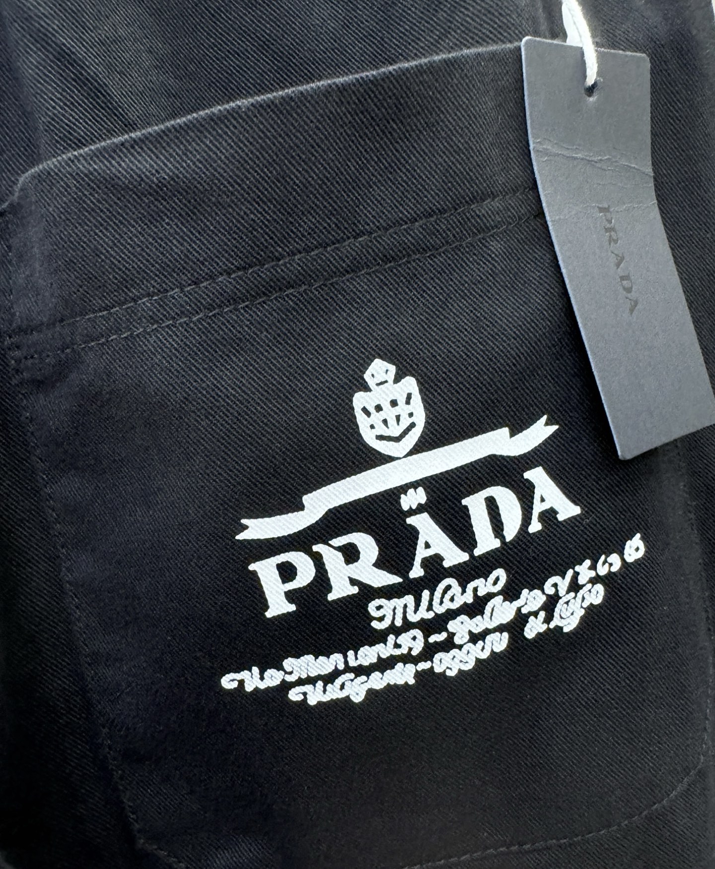 PRADA 普拉达 休闲裤，精选面料，柔软舒适有质感，原版五金配件，非常炫酷，细节处理精致，上身效果超级