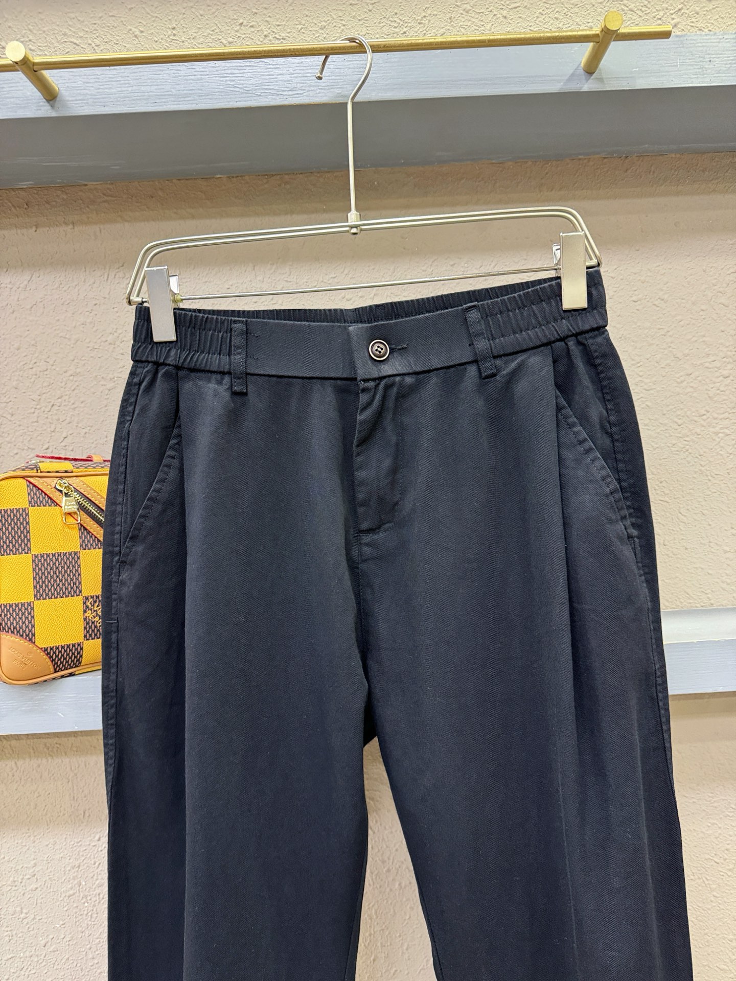 PRADA 普拉达 休闲裤，精选面料，柔软舒适有质感，原版五金配件，非常炫酷，细节处理精致，上身效果超级