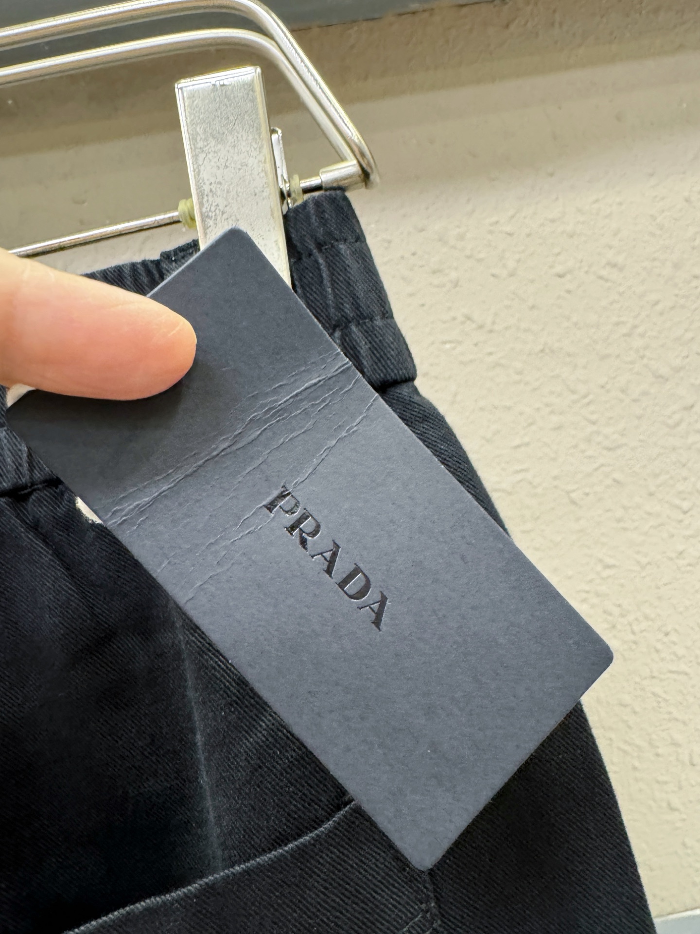PRADA 普拉达 休闲裤，精选面料，柔软舒适有质感，原版五金配件，非常炫酷，细节处理精致，上身效果超级