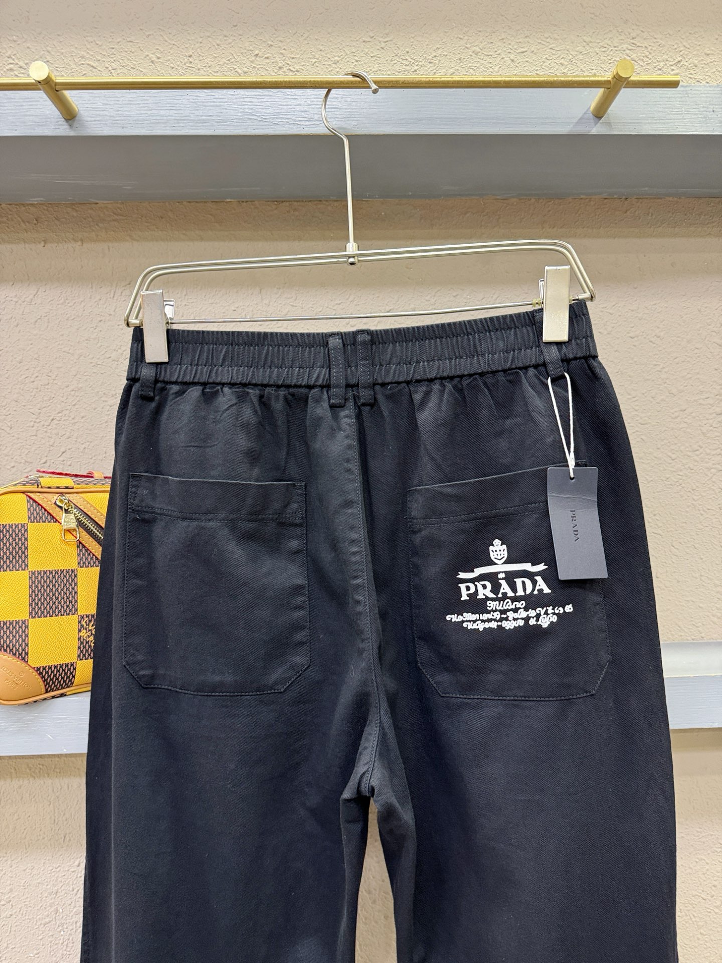 PRADA 普拉达 休闲裤，精选面料，柔软舒适有质感，原版五金配件，非常炫酷，细节处理精致，上身效果超级