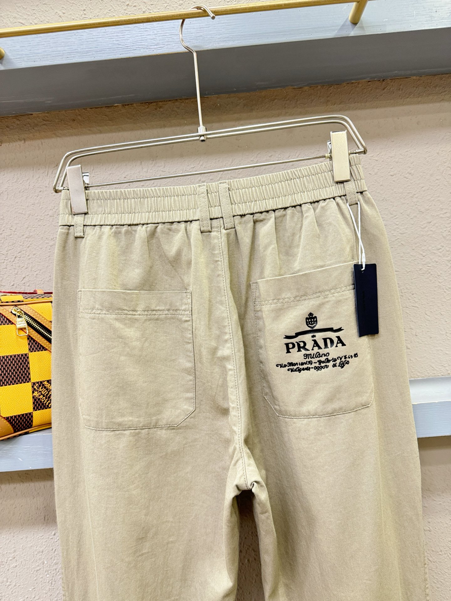 PRADA 普拉达 休闲裤，精选面料，柔软舒适有质感，原版五金配件，非常炫酷，细节处理精致，上身效果超级