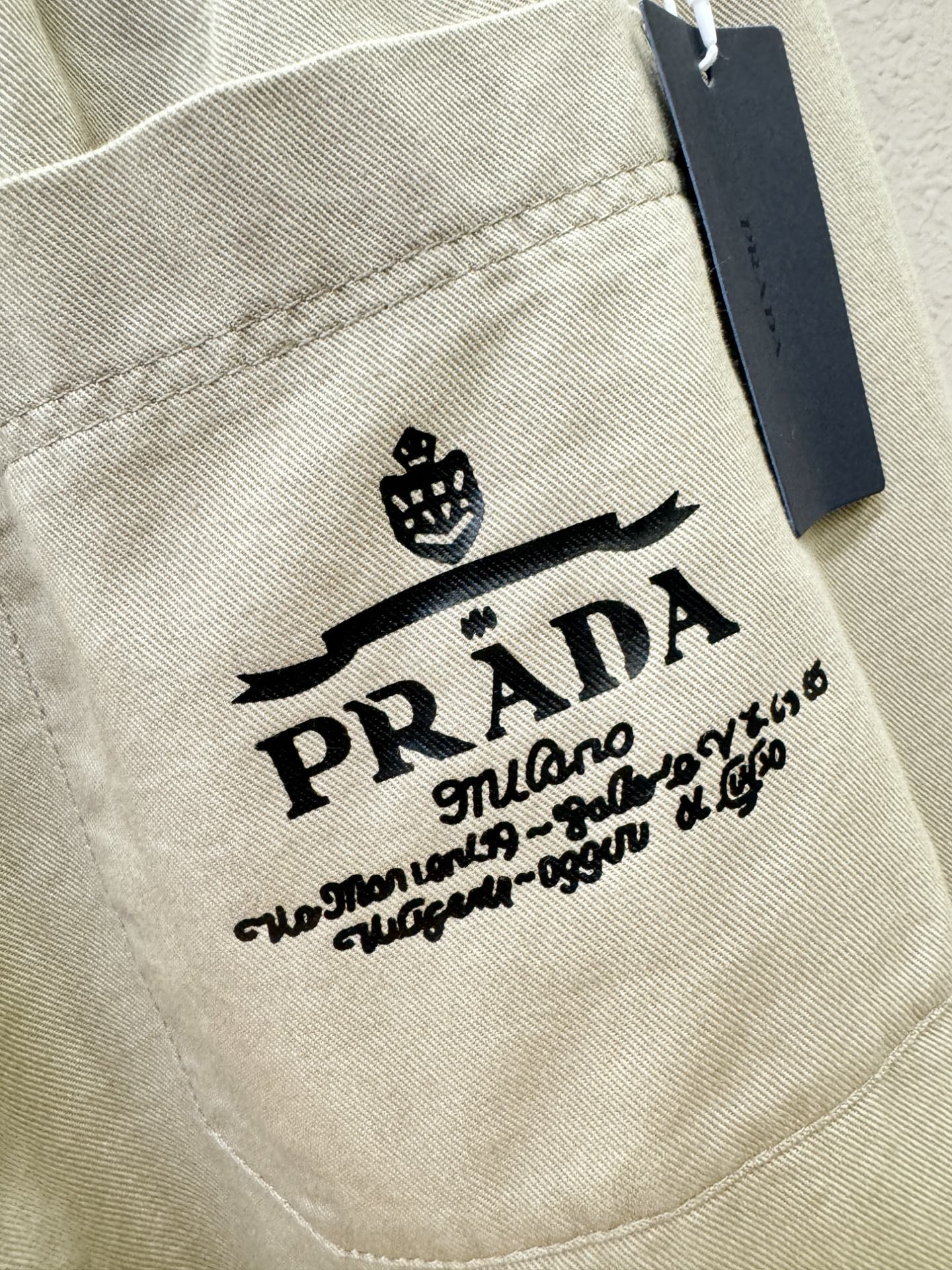 PRADA 普拉达 休闲裤，精选面料，柔软舒适有质感，原版五金配件，非常炫酷，细节处理精致，上身效果超级