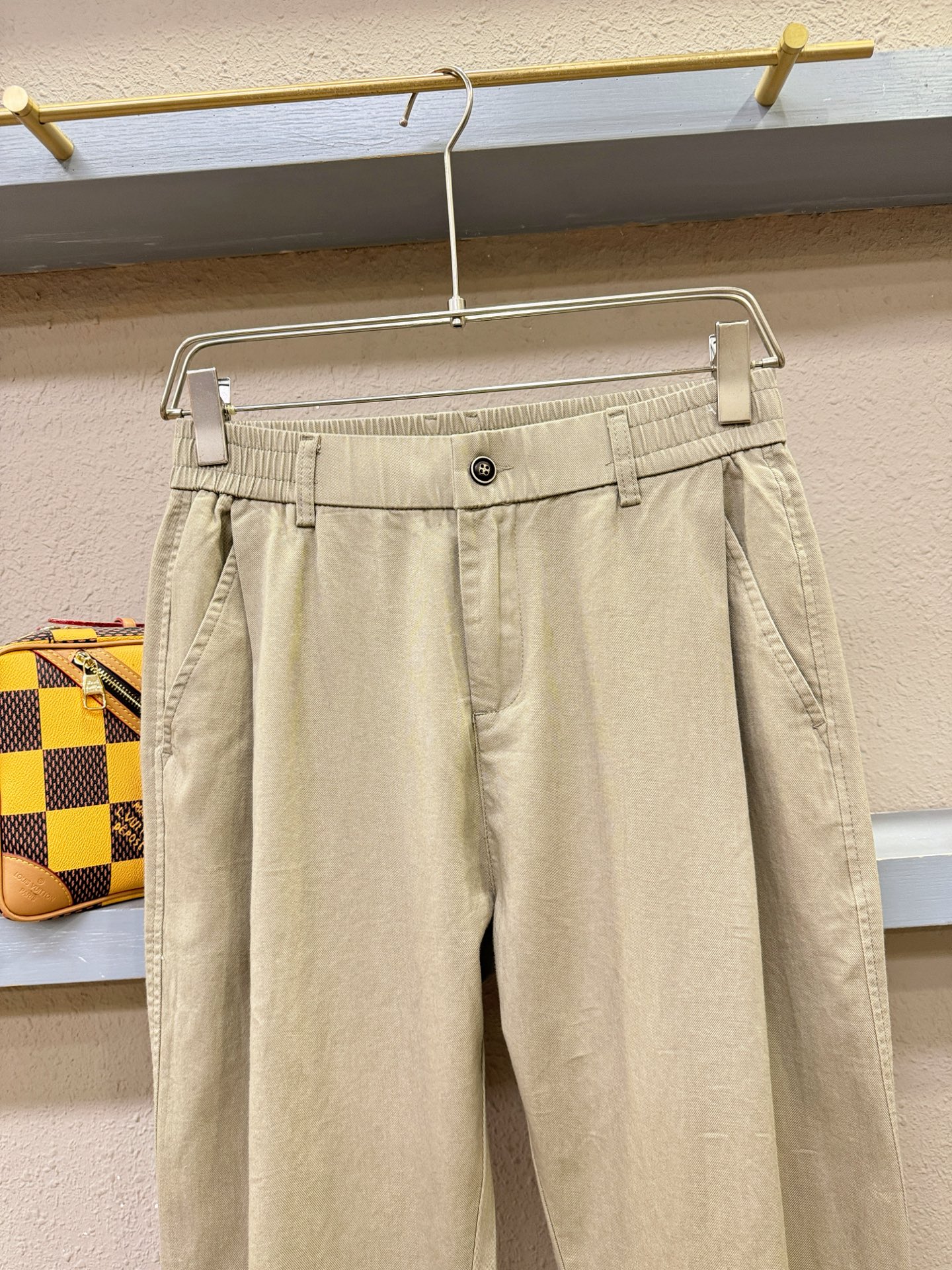 PRADA 普拉达 休闲裤，精选面料，柔软舒适有质感，原版五金配件，非常炫酷，细节处理精致，上身效果超级