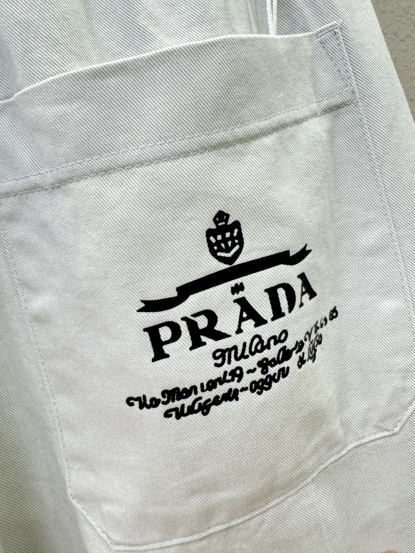 PRADA 普拉达 休闲裤，精选面料，柔软舒适有质感，原版五金配件，非常炫酷，细节处理精致，上身效果超级
