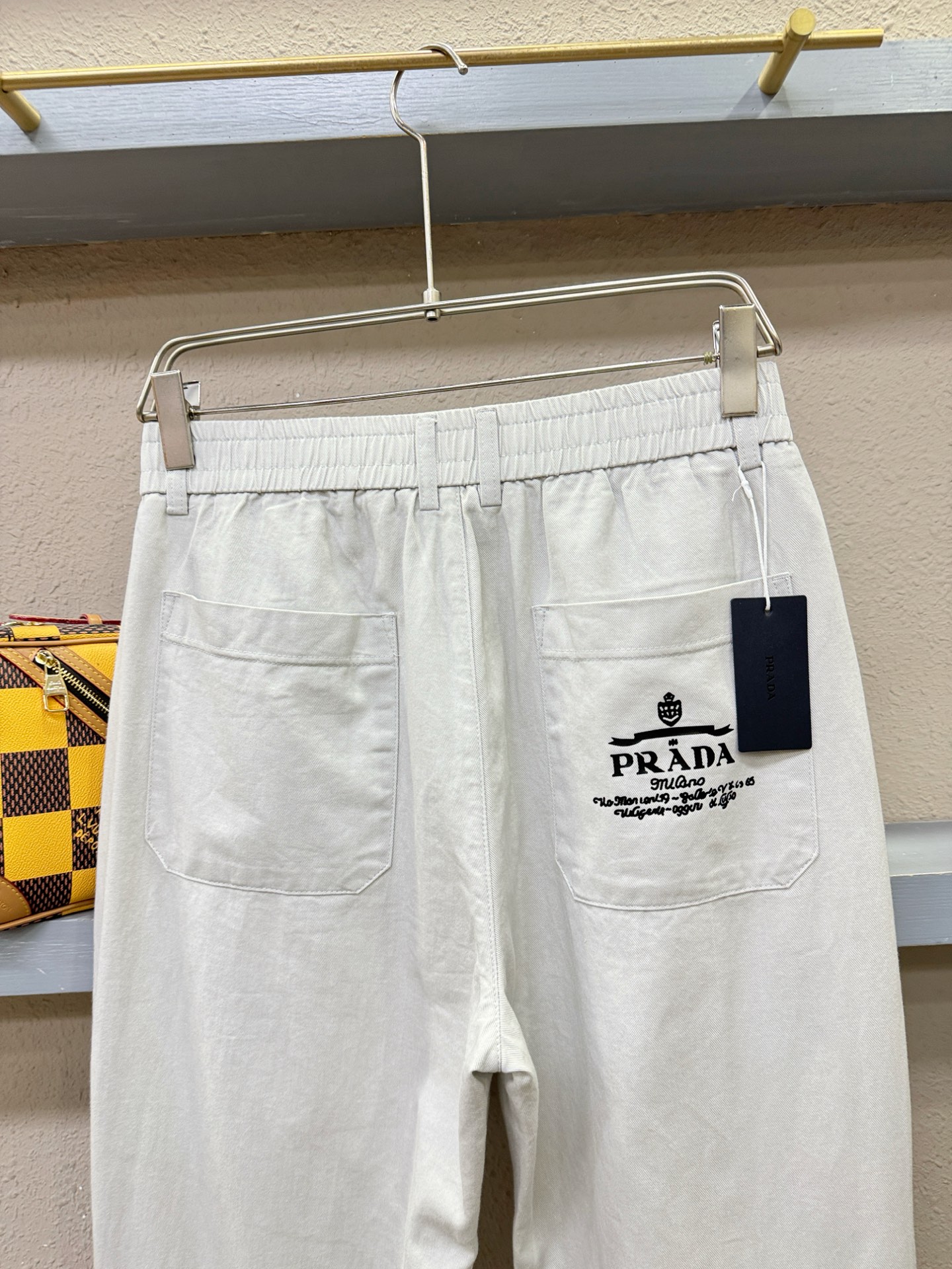 PRADA 普拉达 休闲裤，精选面料，柔软舒适有质感，原版五金配件，非常炫酷，细节处理精致，上身效果超级