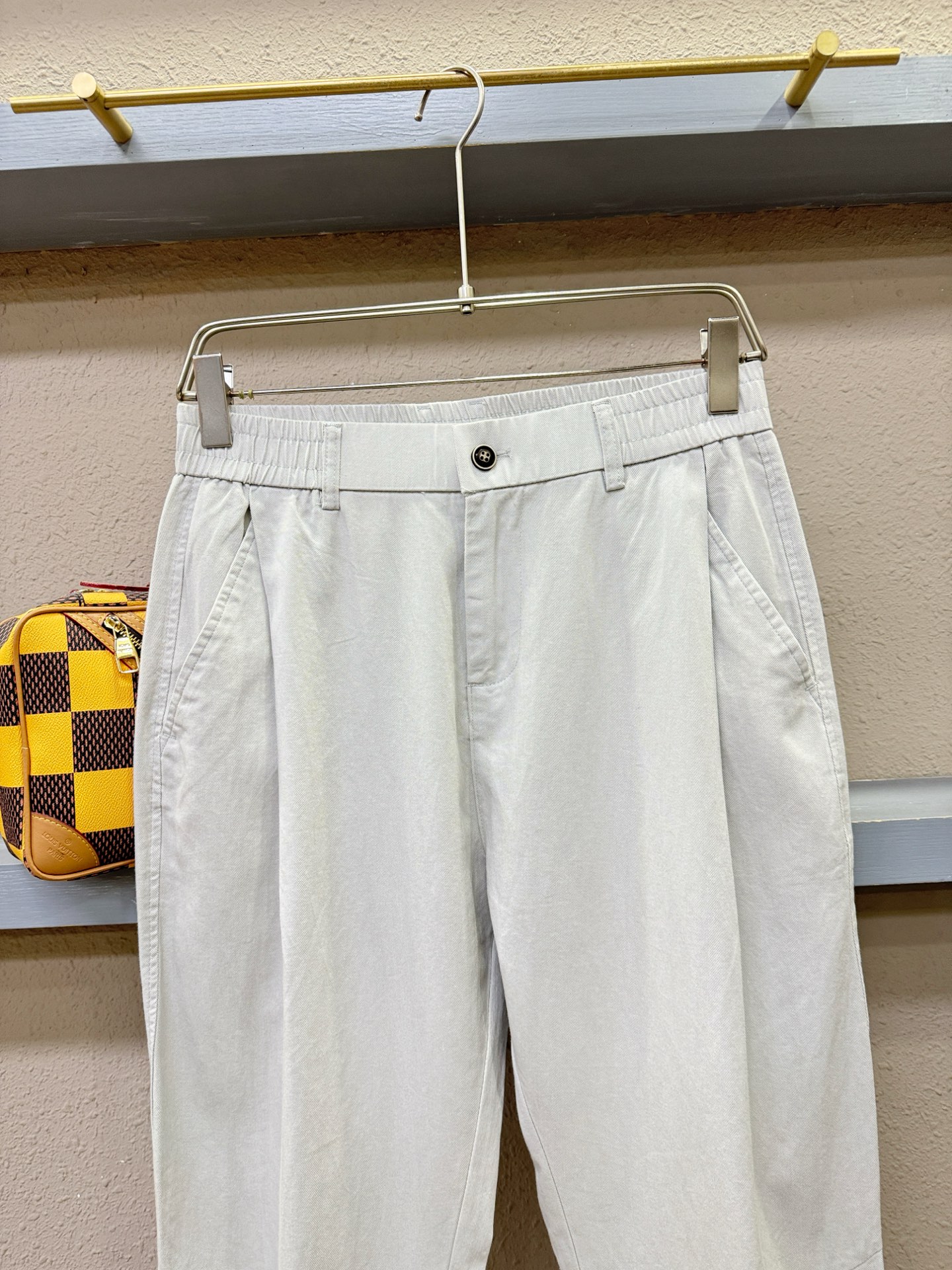 PRADA 普拉达 休闲裤，精选面料，柔软舒适有质感，原版五金配件，非常炫酷，细节处理精致，上身效果超级