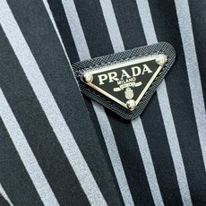PRADA普拉达 2026ss新款衬衫,贸易公司渠道稀出,领先官网发售!经典休闲衬衫搭配独特的设计,简洁 PRADA普拉达 2026ss新款衬衫,贸易公司渠道稀出,领先官网发售!经典休闲衬衫搭配独特的设计,简洁