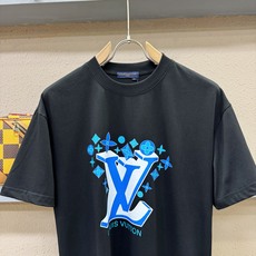 (最大可穿200斤) LV路易威登 2026新款短袖T恤!男女同款!走秀图案时尚休闲短袖T恤衫!设计lo (最大可穿200斤) LV路易威登 2026新款短袖T恤!男女同款!走秀图案时尚休闲短袖T恤衫!设计lo