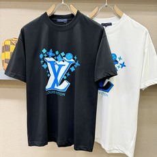 (最大可穿200斤) LV路易威登 2026新款短袖T恤!男女同款!走秀图案时尚休闲短袖T恤衫!设计lo (最大可穿200斤) LV路易威登 2026新款短袖T恤!男女同款!走秀图案时尚休闲短袖T恤衫!设计lo