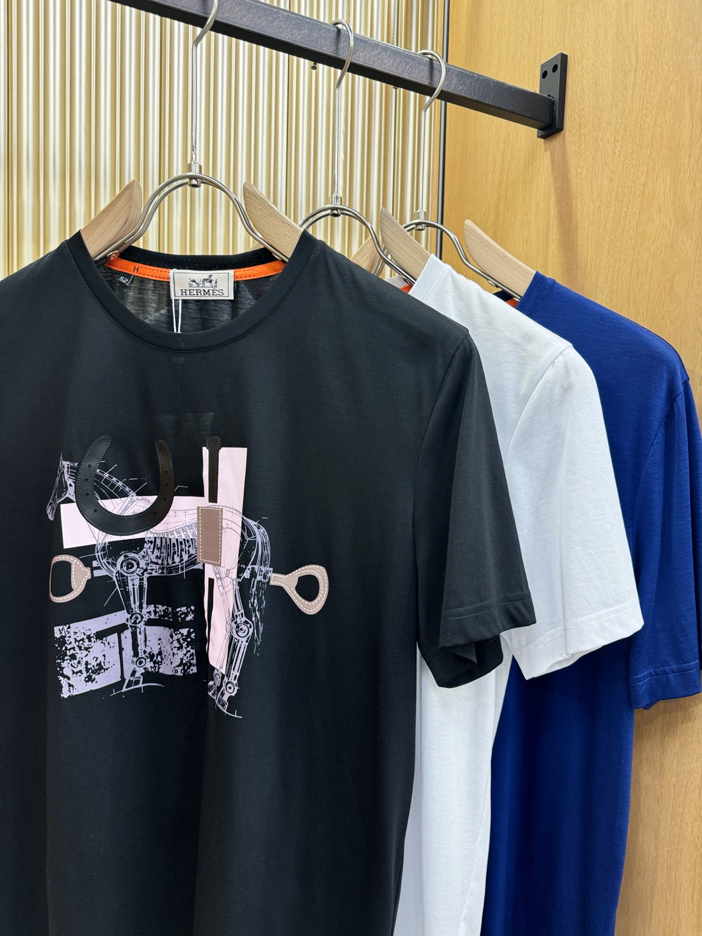 Hermès爱马仕 2026春夏新品天丝短袖，天丝面料，手感柔软。顶级进口私货，时尚设计潮流短袖，不失奢