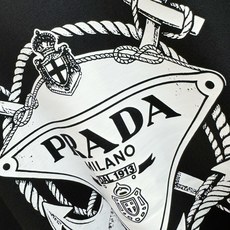 (最大可穿200斤) PRADA普拉达 2026新款短袖T恤!男女同款!走秀图案时尚休闲短袖T恤衫!设 (最大可穿200斤) PRADA普拉达 2026新款短袖T恤!男女同款!走秀图案时尚休闲短袖T恤衫!设