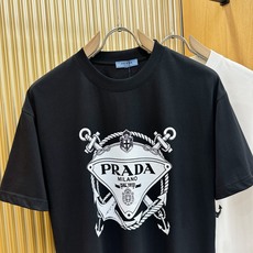 (最大可穿200斤) PRADA普拉达 2026新款短袖T恤!男女同款!走秀图案时尚休闲短袖T恤衫!设 (最大可穿200斤) PRADA普拉达 2026新款短袖T恤!男女同款!走秀图案时尚休闲短袖T恤衫!设
