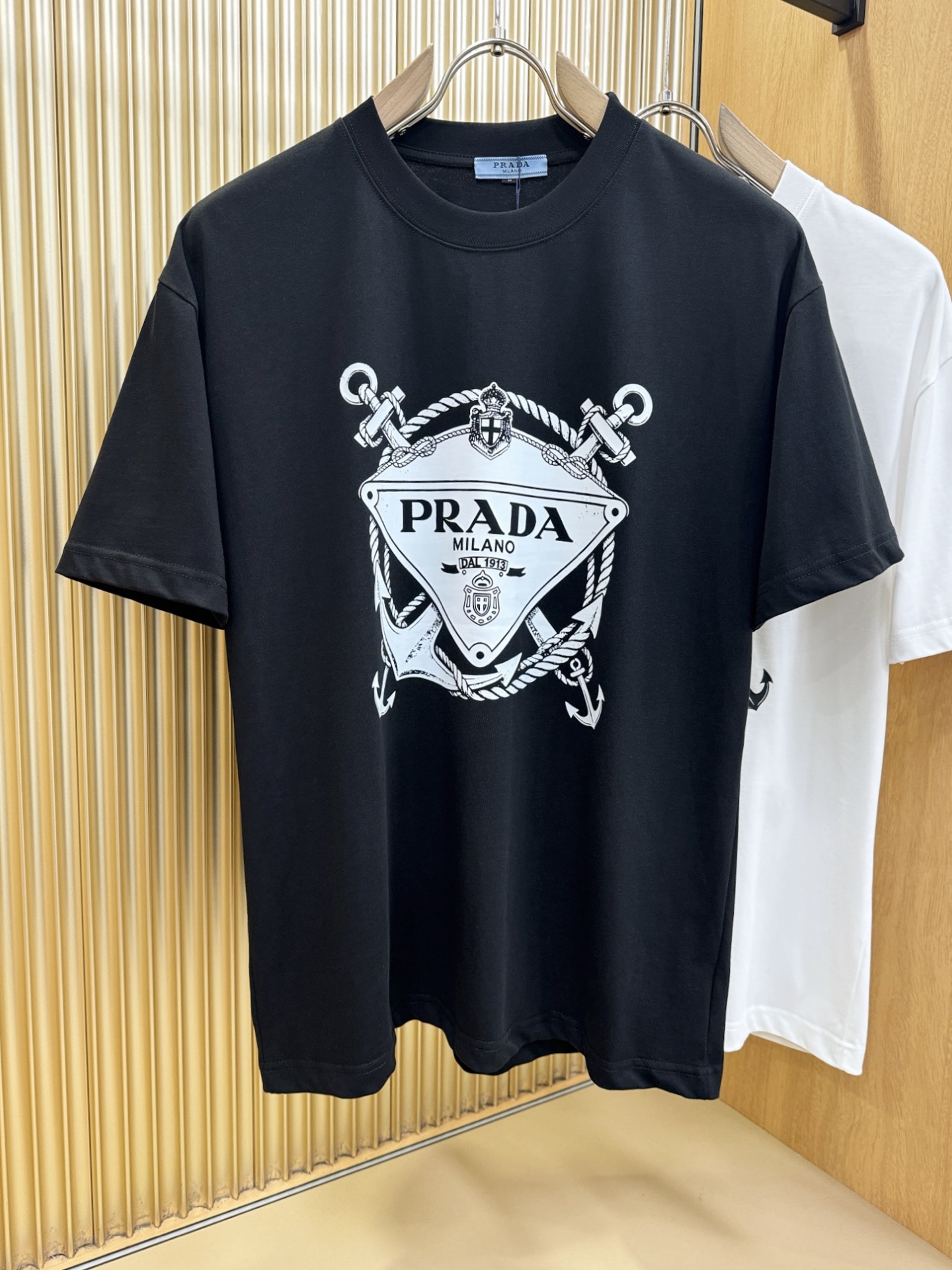 (最大可穿200斤) PRADA普拉达  2026新款短袖T恤！男女同款！走秀图案时尚休闲短袖T恤衫！设