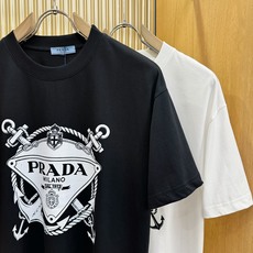 (最大可穿200斤) PRADA普拉达 2026新款短袖T恤!男女同款!走秀图案时尚休闲短袖T恤衫!设 (最大可穿200斤) PRADA普拉达 2026新款短袖T恤!男女同款!走秀图案时尚休闲短袖T恤衫!设
