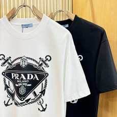 (最大可穿200斤) PRADA普拉达 2026新款短袖T恤!男女同款!走秀图案时尚休闲短袖T恤衫!设 (最大可穿200斤) PRADA普拉达 2026新款短袖T恤!男女同款!走秀图案时尚休闲短袖T恤衫!设