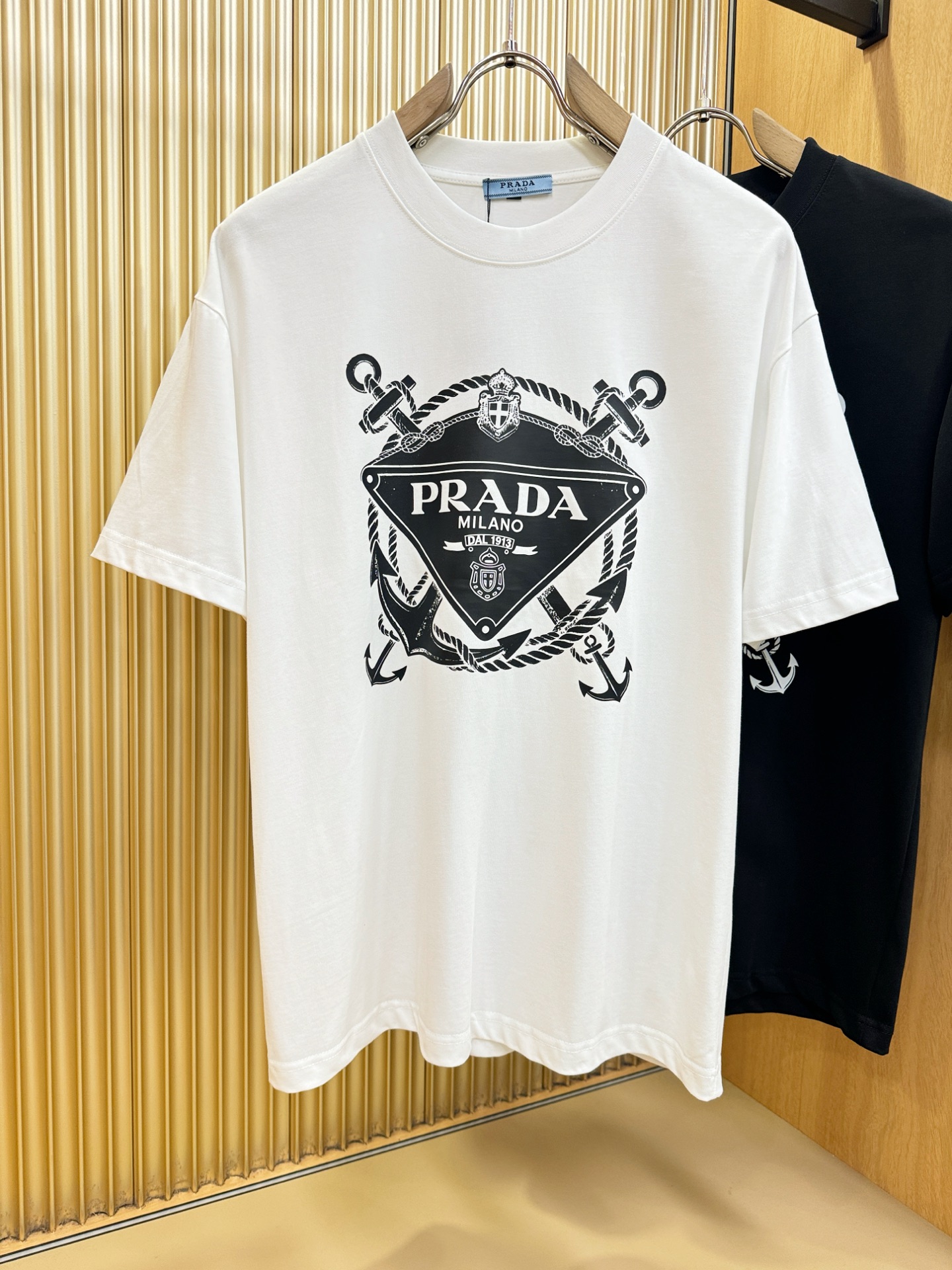 (最大可穿200斤) PRADA普拉达  2026新款短袖T恤！男女同款！走秀图案时尚休闲短袖T恤衫！设