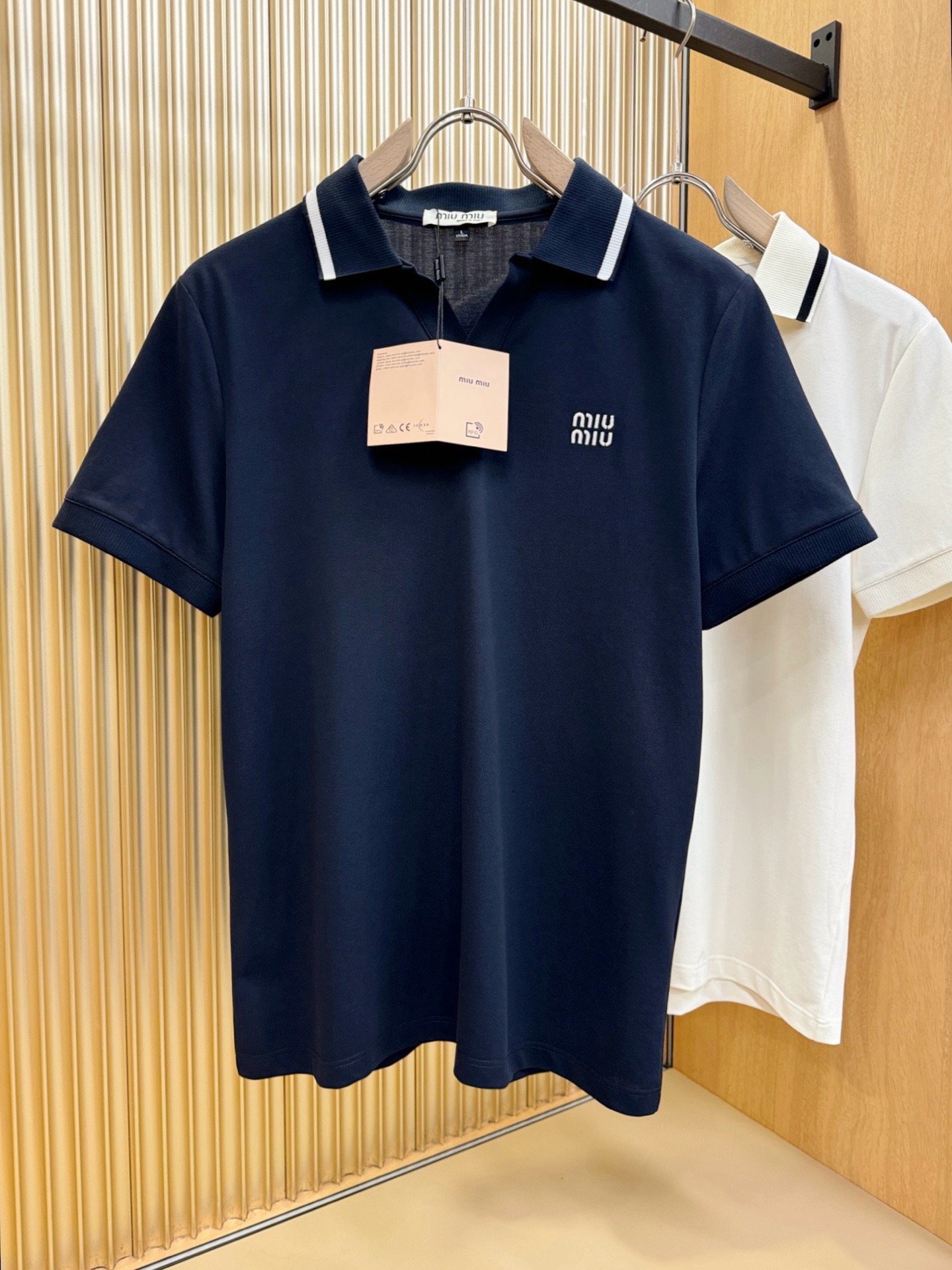 Miumiu 2026官方春夏新款 专柜同步上市 男士翻领短袖POLO衫，高端主线系列，进口珠地丝光棉面