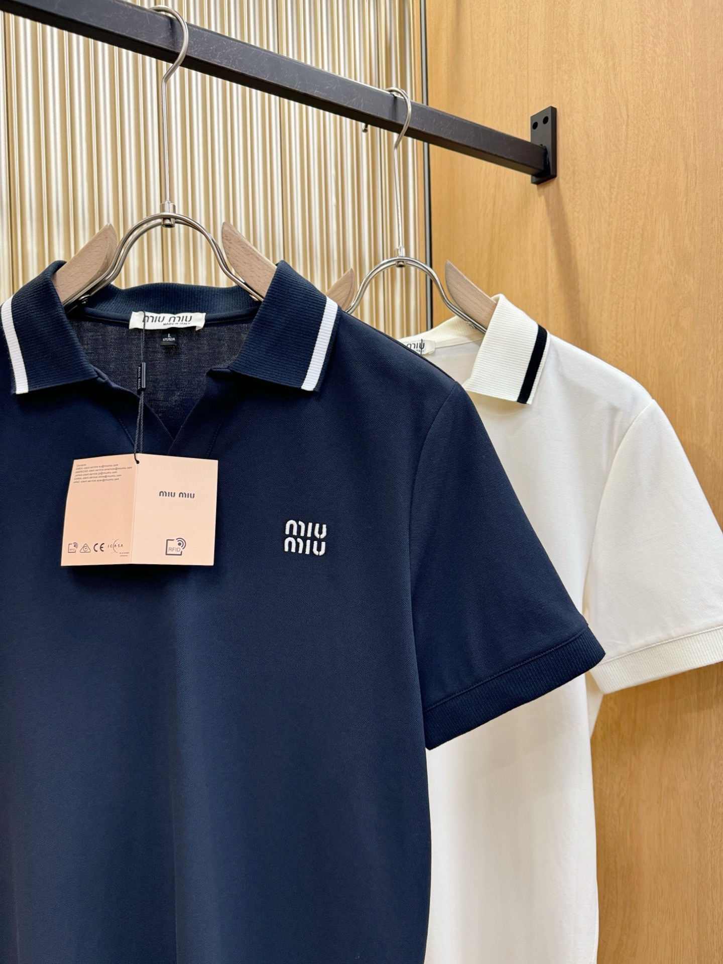 Miumiu 2026官方春夏新款 专柜同步上市 男士翻领短袖POLO衫，高端主线系列，进口珠地丝光棉面
