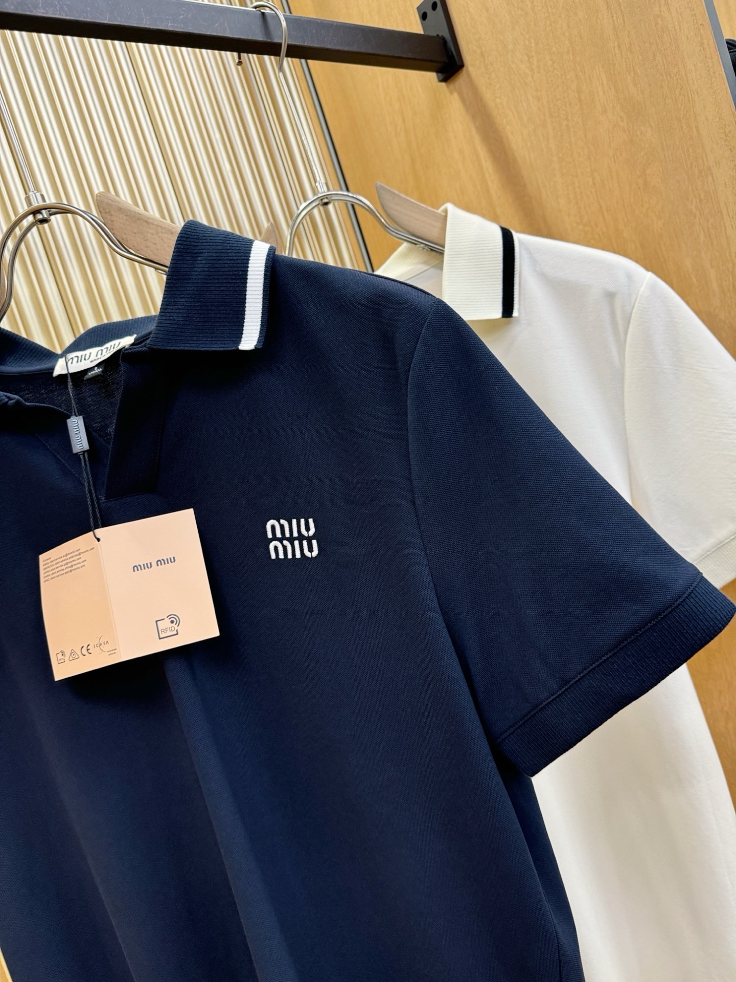 Miumiu 2026官方春夏新款 专柜同步上市 男士翻领短袖POLO衫，高端主线系列，进口珠地丝光棉面