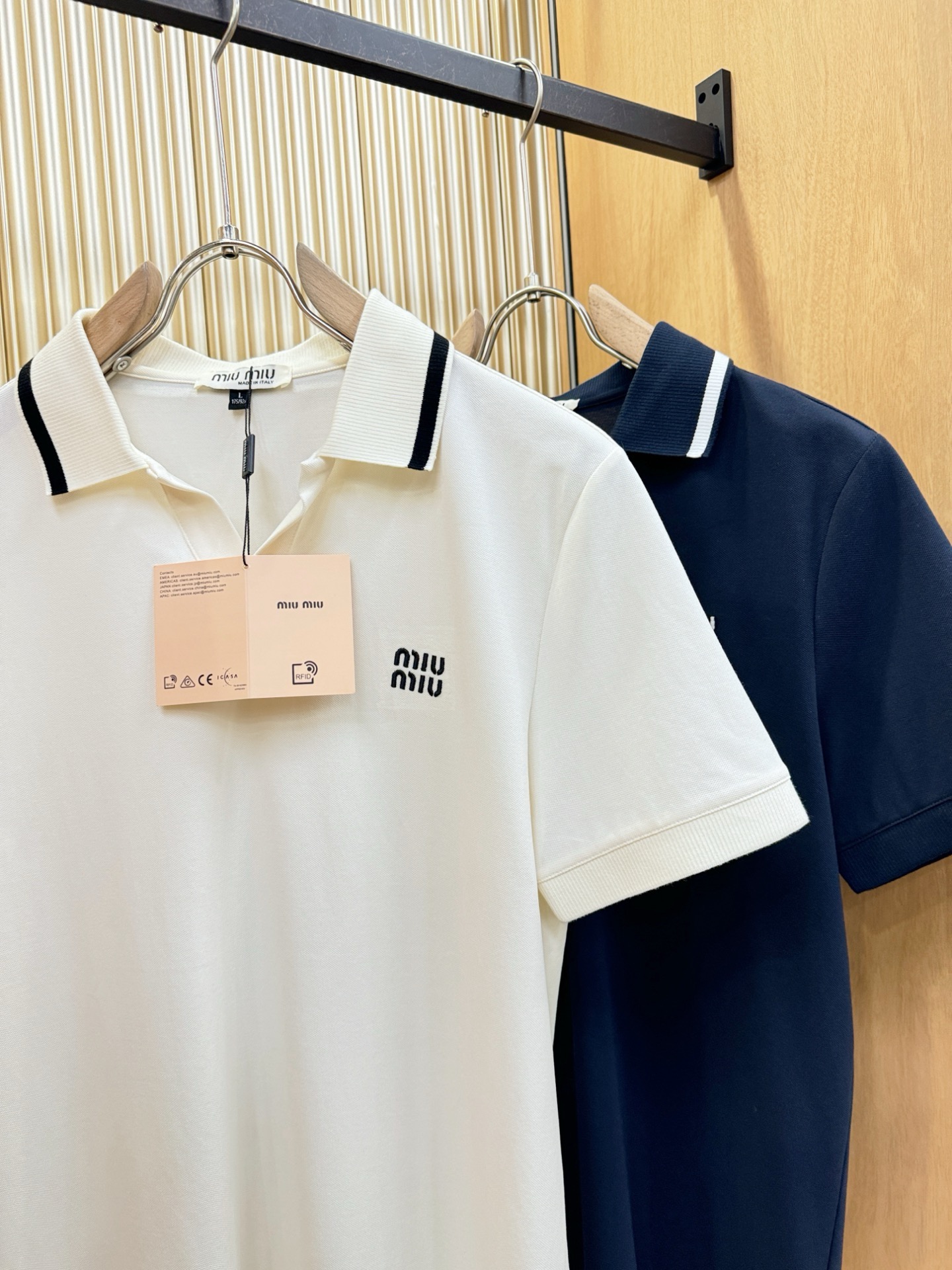 Miumiu 2026官方春夏新款 专柜同步上市 男士翻领短袖POLO衫，高端主线系列，进口珠地丝光棉面